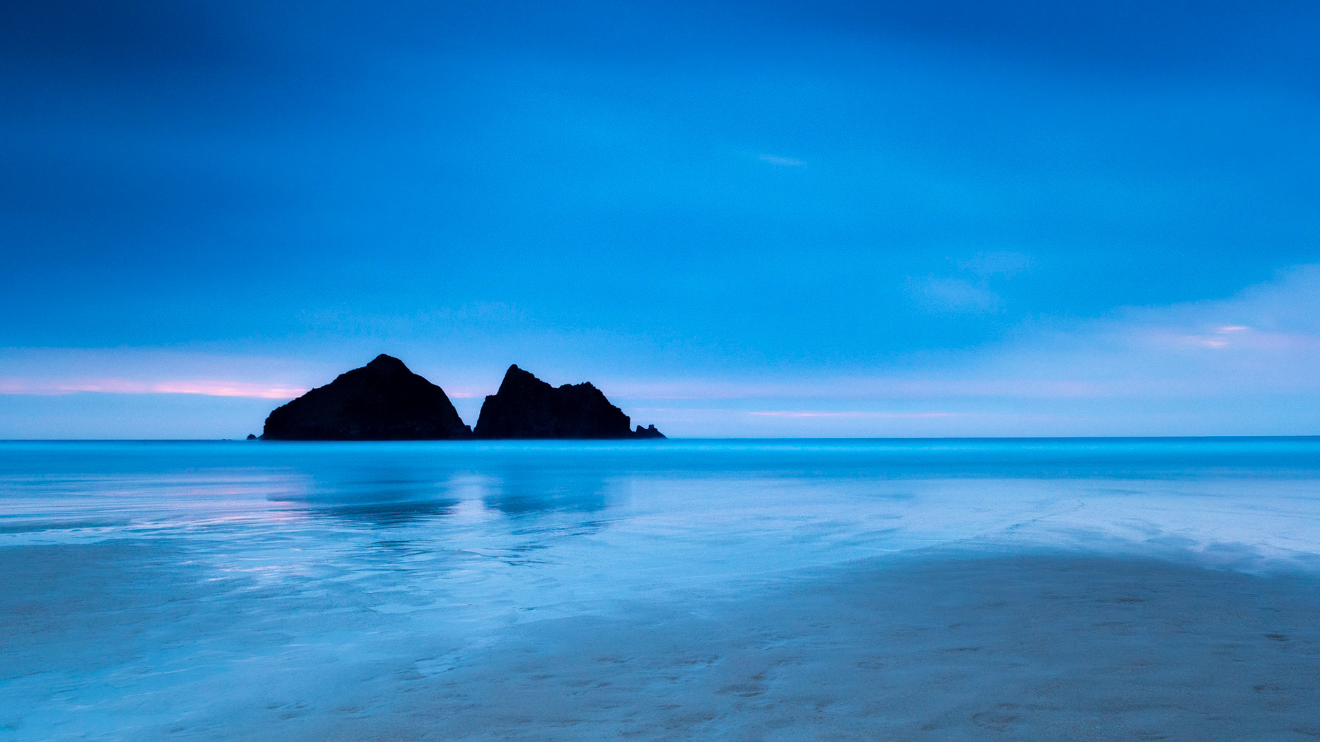 Minimalism on Holywell Bay Beach