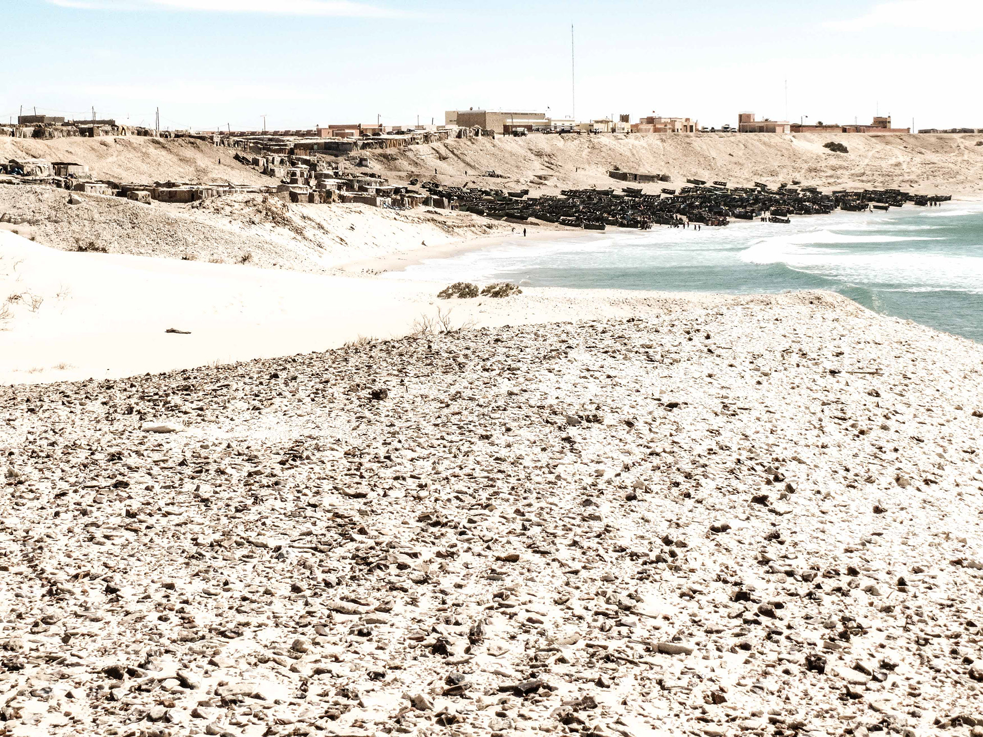 Ein informelles Fischerdorf und ein Strand den man vor lauter Fischerbooten kaum noch sehen kann.