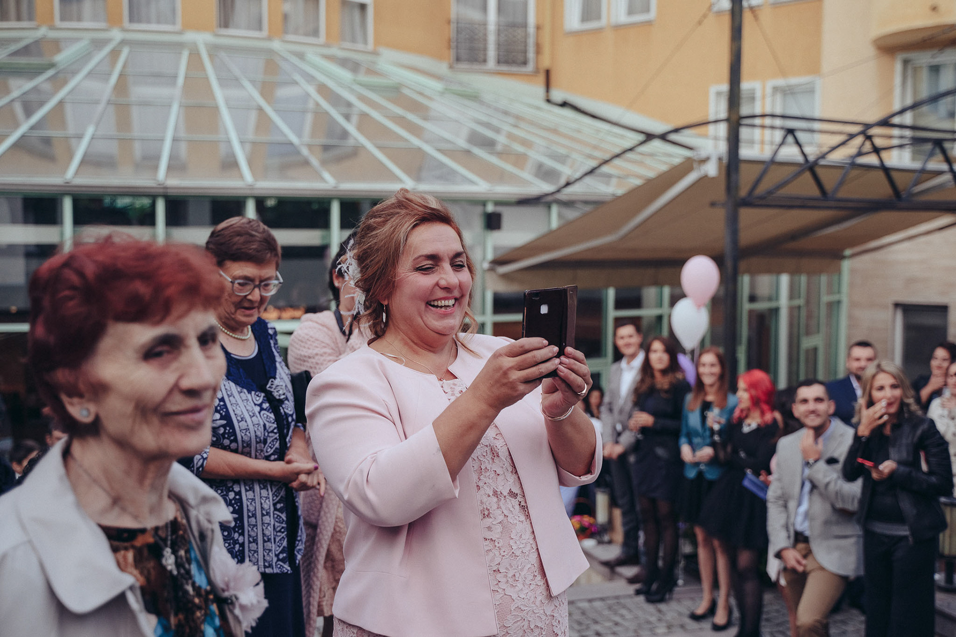 Свекървата снима ритуала