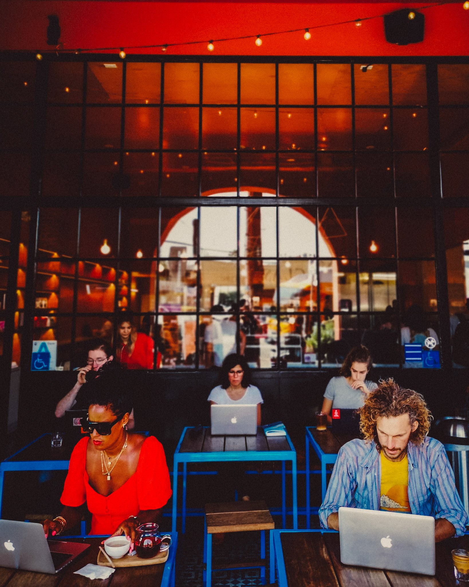 People and their MacBooks, Intelligentsia Coffee, Silver Lake, Los Angeles, California, USA, July 2018, Huawei P20 Pro.