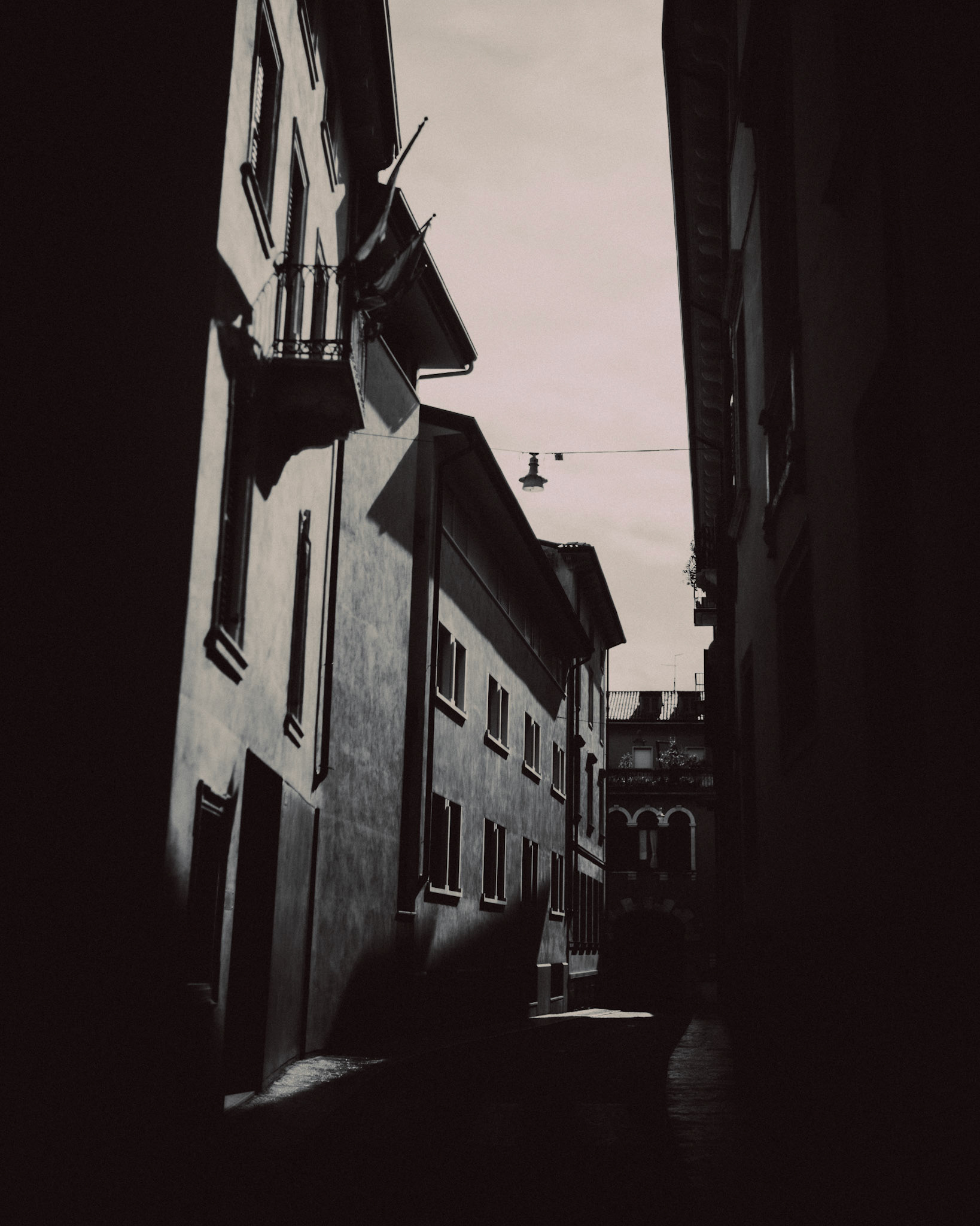 An empty side steet, in black and white, Verona, Italy, September 2017, Huawei Mate 9 Pro.