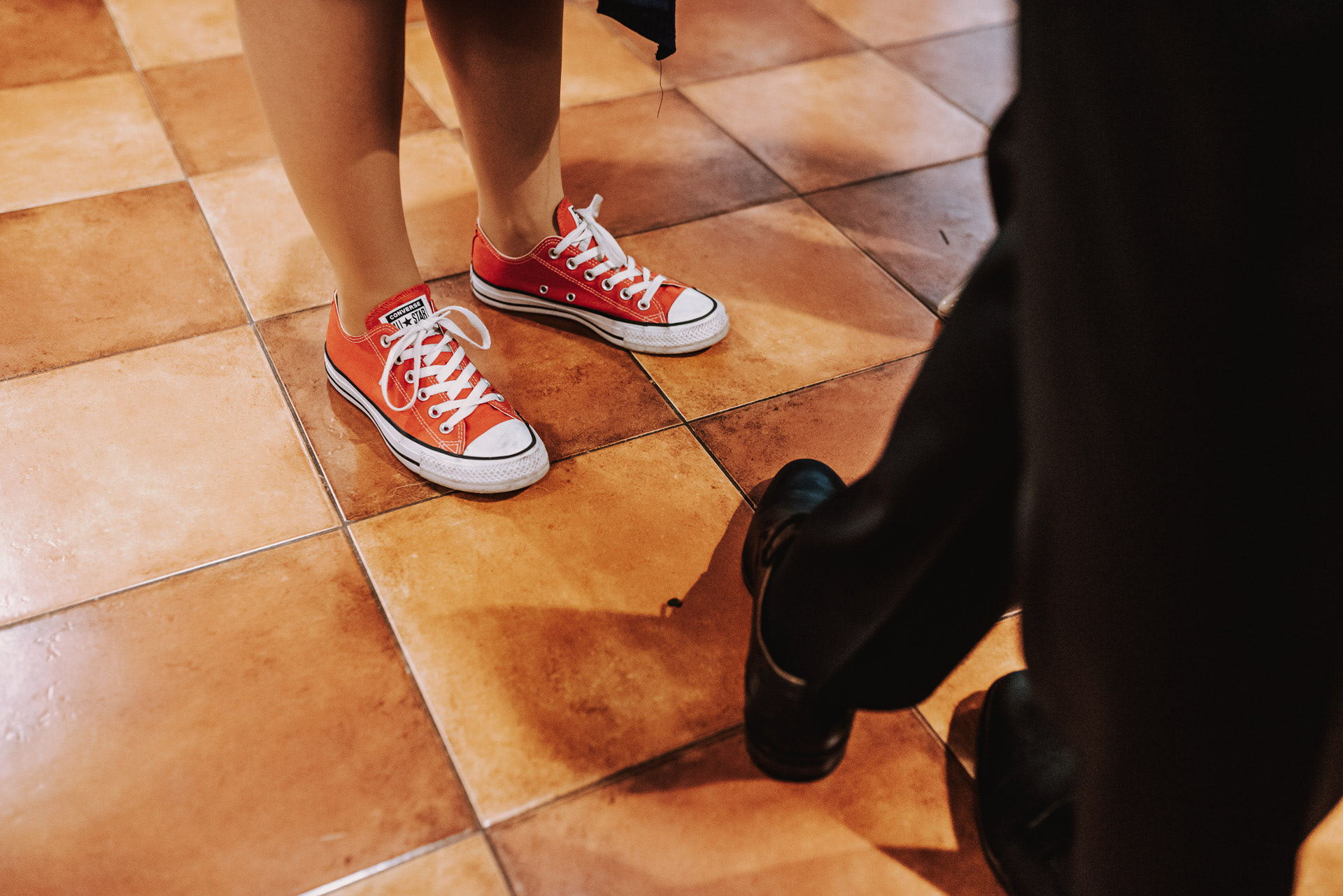 detail - záběr na tenisky Converse