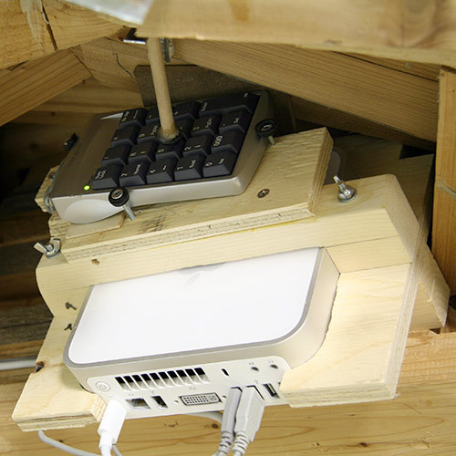 Mac mini qui hébergait l'application avec le clavier pour activer l'impression