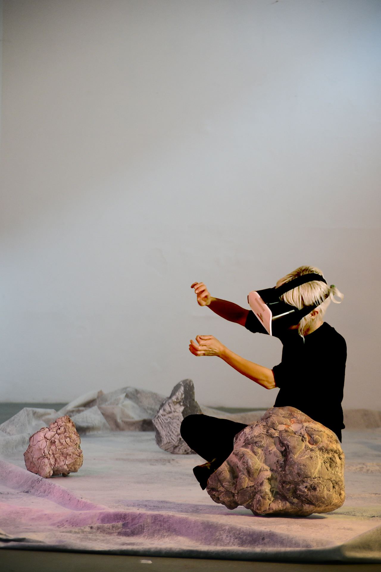 Mèlanie Martinoli performing rocks ritual. Photo: V. Lorenzo CC-BY-4.0