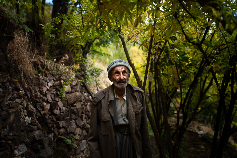 Rafhat, 92 ans est propriétaire de plusieurs hectares de terrain qui servent à récolter la grenade. Dans cette exploitation familiale, tout le monde l'appelle affectueusement "Bavagora", le "grand-père" en kurde.