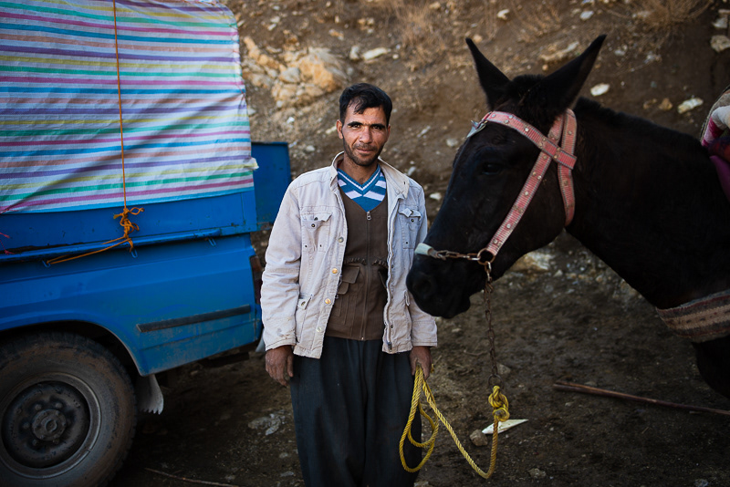 Zal, kolbar depuis 10 ans, revient d'Irak à la suite d'une marche de deux jours dans les montagnes. Fatigué et diminué, il garde le sourire : "le voyage s'est bien déroulé. Ni moi, ni le cheval avons été blessé". Il tirera de cette épopée une vingtaine d'euros.