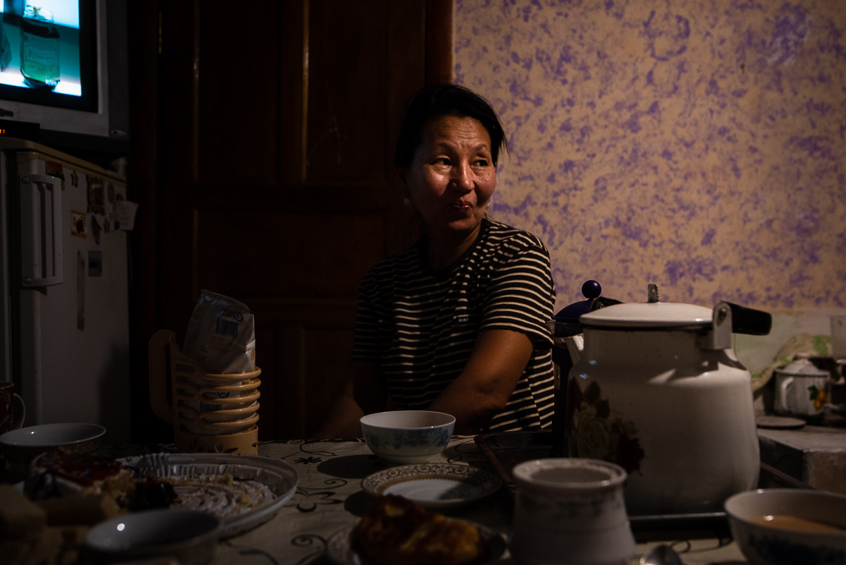« Nous avons quitté Kyzylorda il y a 5 ans. Il n’y avait plus de boulot là-bas. A Astana, j’étais sûre de trouver meilleure situation, mais c’est plus compliqué que prévu ». Comme beaucoup de Kazakhs, Dinara s’est installée avec sa famille et son frère à proximité de la capitale, espérant une vie meilleure.