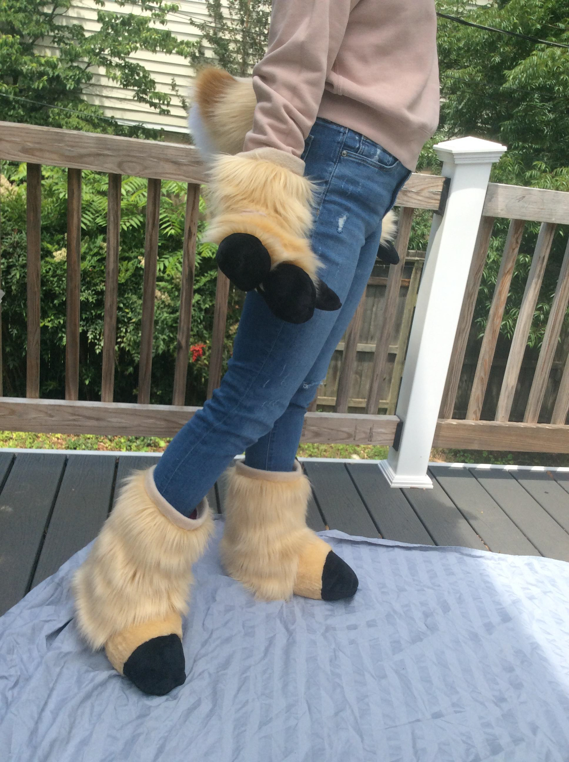 Puffy Mugiwara handhooves and Furgetful Fae patterned feethooves