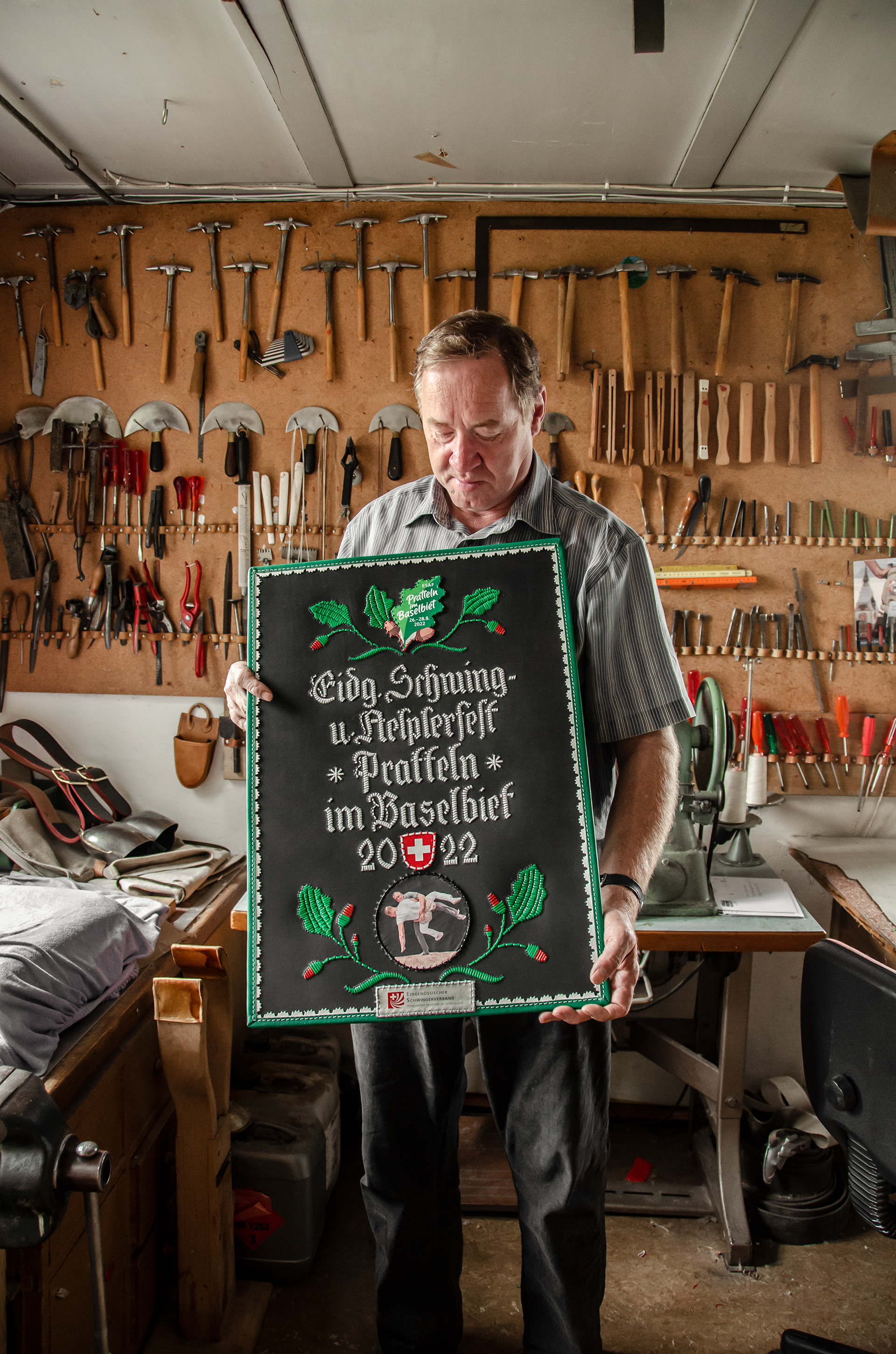 Paul Eggimann mit dem offiziellen Festplakat zum #ESAF2022