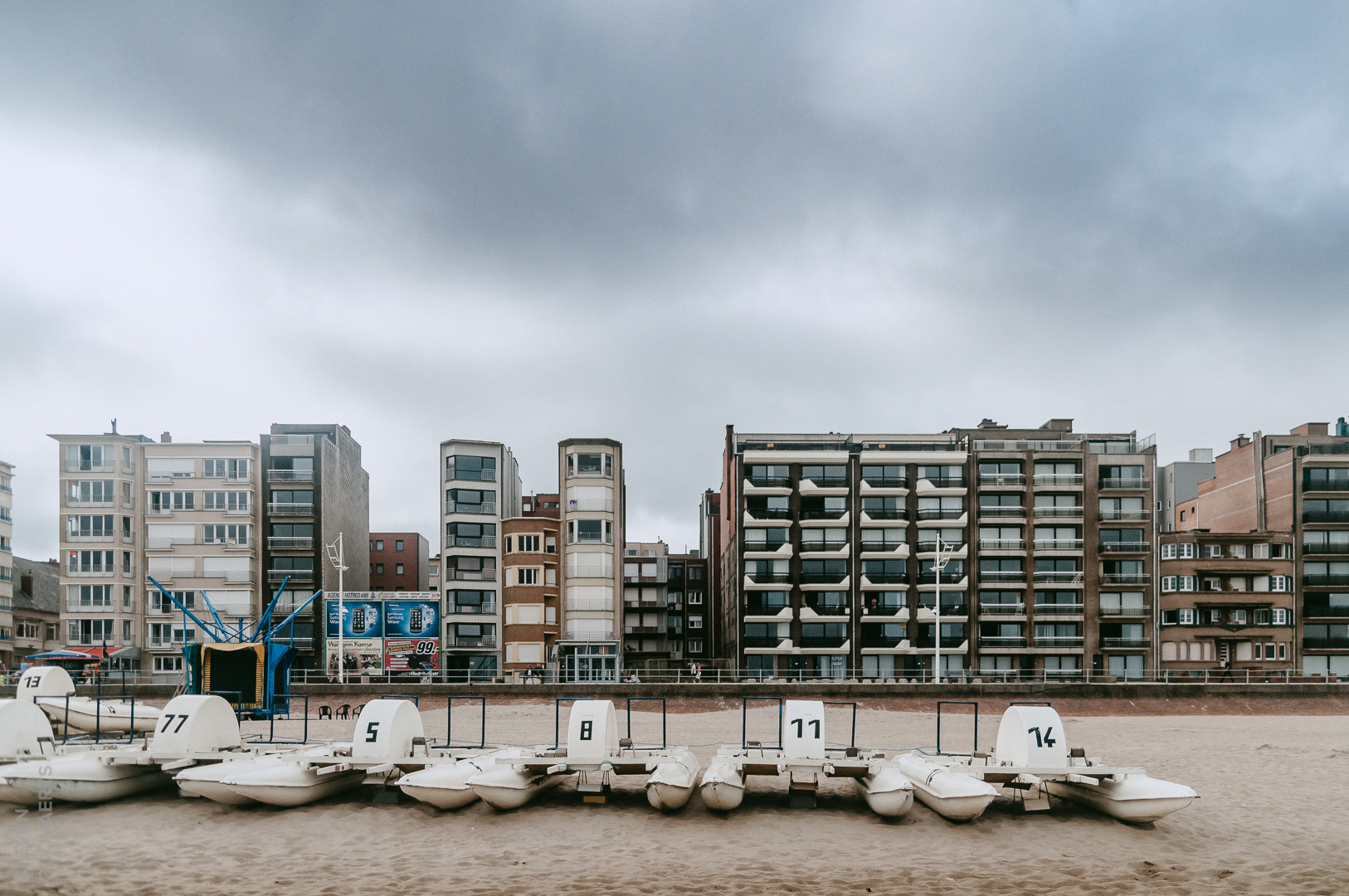 Pedalo's liggen klaar om door toeristen bevaren te worden. Maar het einde van het seizoen nadert. Zullen er nog kandidaten zijn?