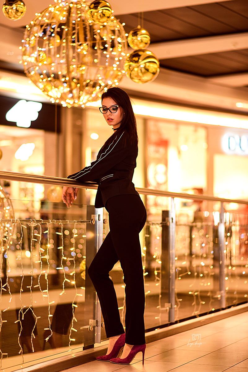 Modelka: Izabela Tyszkowska MUA: Katarzyna Helena Prokopyszyn Fot. Kinga Dziwota Odzież: GERRY WEBER Buty: Ryłko Okulary: Optyk Kierszniowski Stylizacja: Style Barbara Szymaniuk
