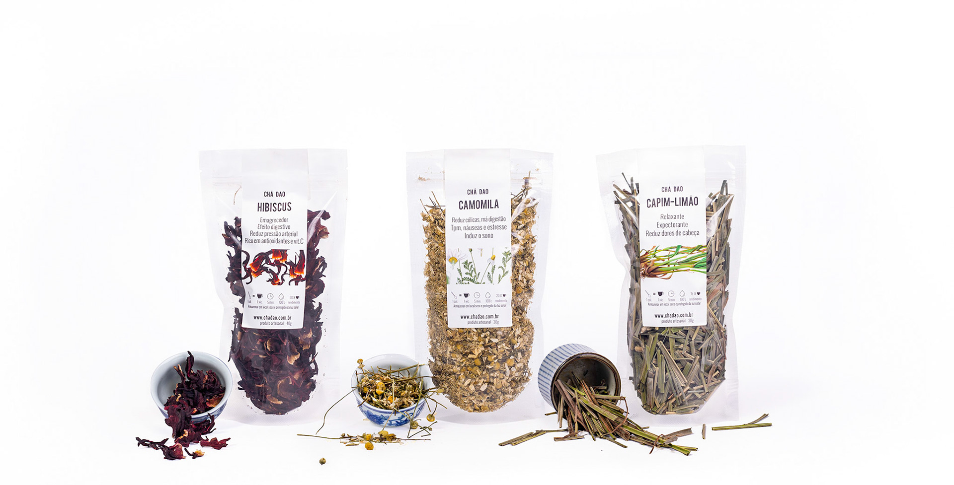 Hibiscus, chamomile and lemon grass tea set on a white studio background. Chá de hibisco, camomila e capim-limão em fundo branco de estúdio. Still photography, product, ecommerce, e-commerce, shop, online, vibrant, markering, advertising, natural cosmetics, organic. Fotografia produto, loja, vibrante, propaganda, cosméico, orgânico, rio de janeiro, flash, artificial lighting, luz artificial.
