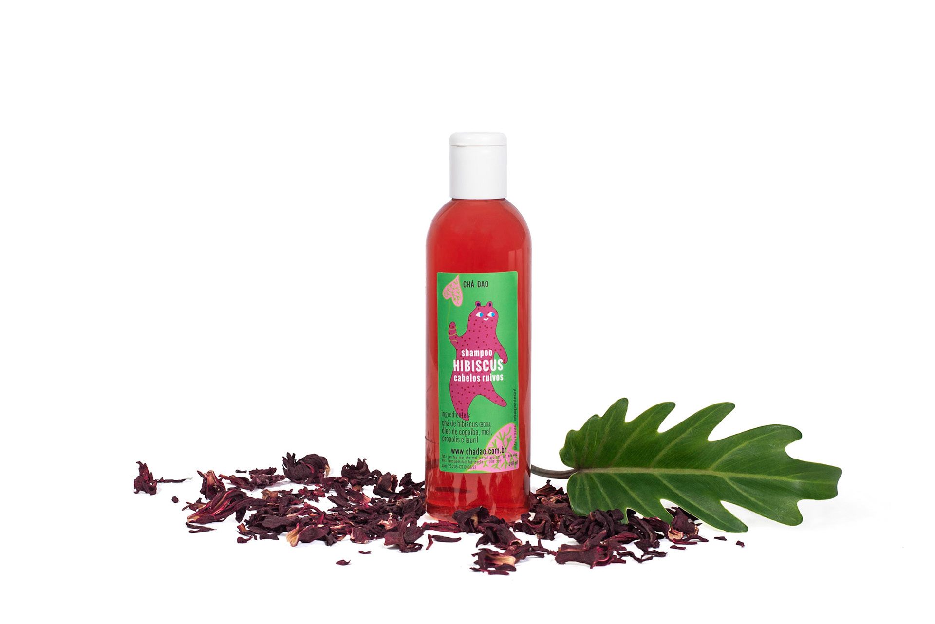 Hibiscus shampoo for red haired on set with flower petals and leaf on white studio background. Shampoo de hibiscus para cabelos ruivos com petalas de flores e folha em volta, em fundo branco de estúdio. Camomile calendula shampoo for blonde, set with a white studio background, flowers around the bottle. Shampoo de camimila e calendula para loiros. Flores ao redor embalagem. Still photography, product, ecommerce, e-commerce, shop, online, vibrant, markering, advertising, natural cosmetics, organic. Fotografia produto, loja, vibrante, propaganda, cosméico, orgânico, rio de janeiro. flash, artificial lighting, luz artificial.