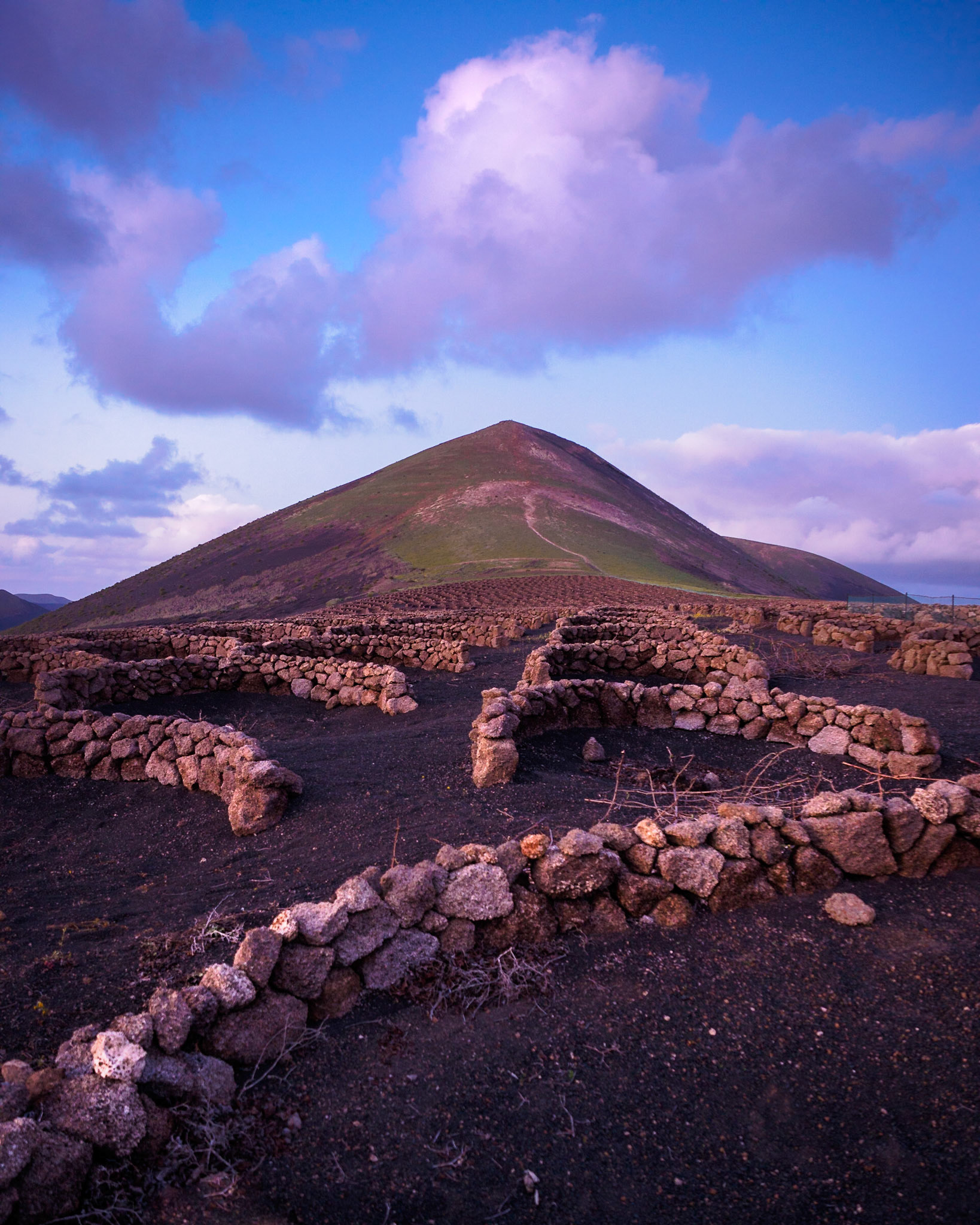 Pinkes Himmelsleuchten kurz nach Sonnenuntergang