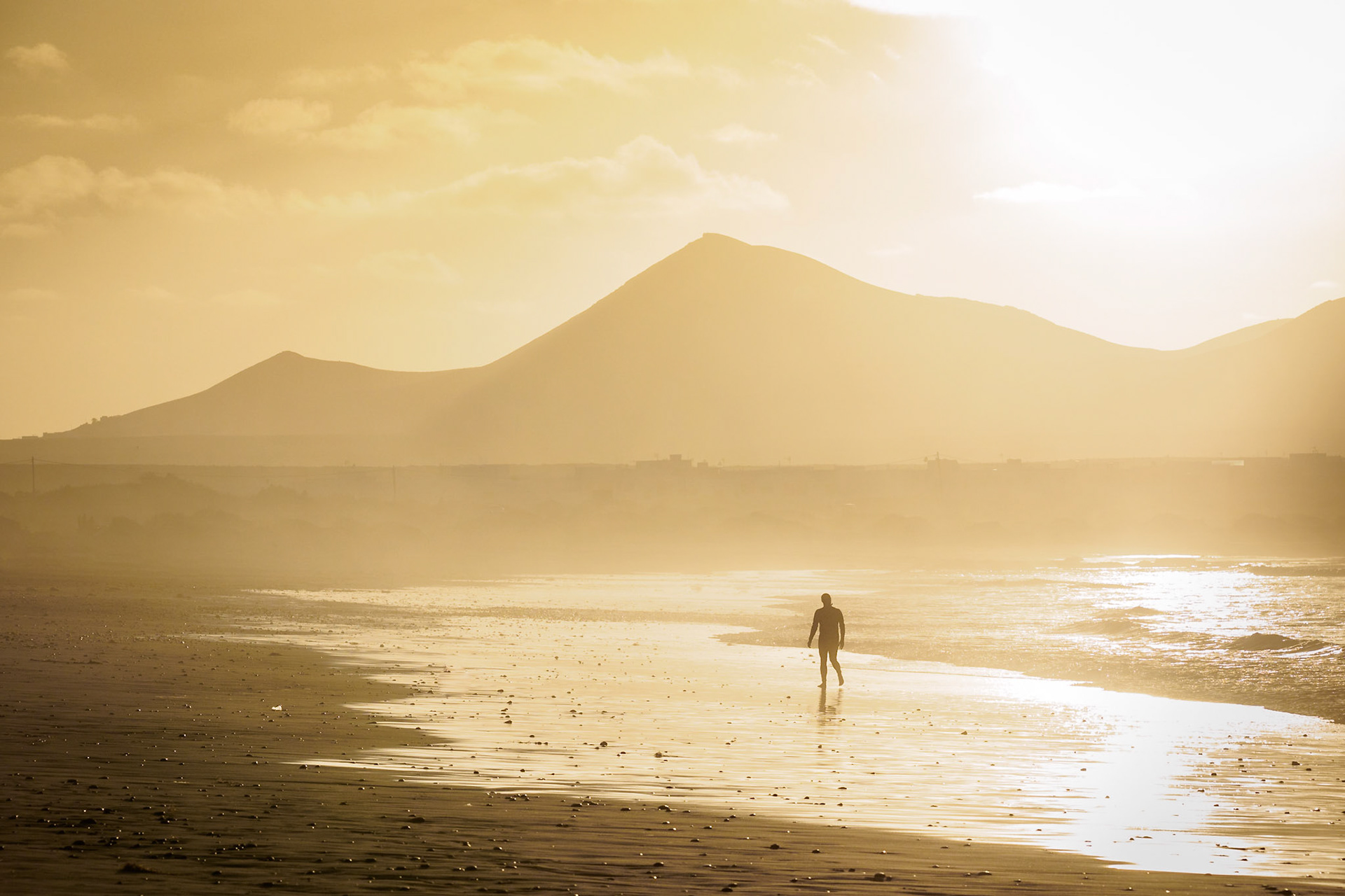 Famara-Beach auf Lanzarote im Abendlicht
