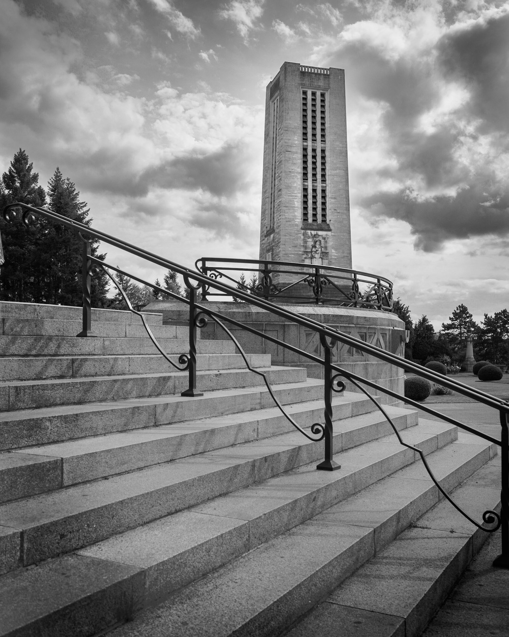 Auf dem Gelände der Kirche von Lisieux