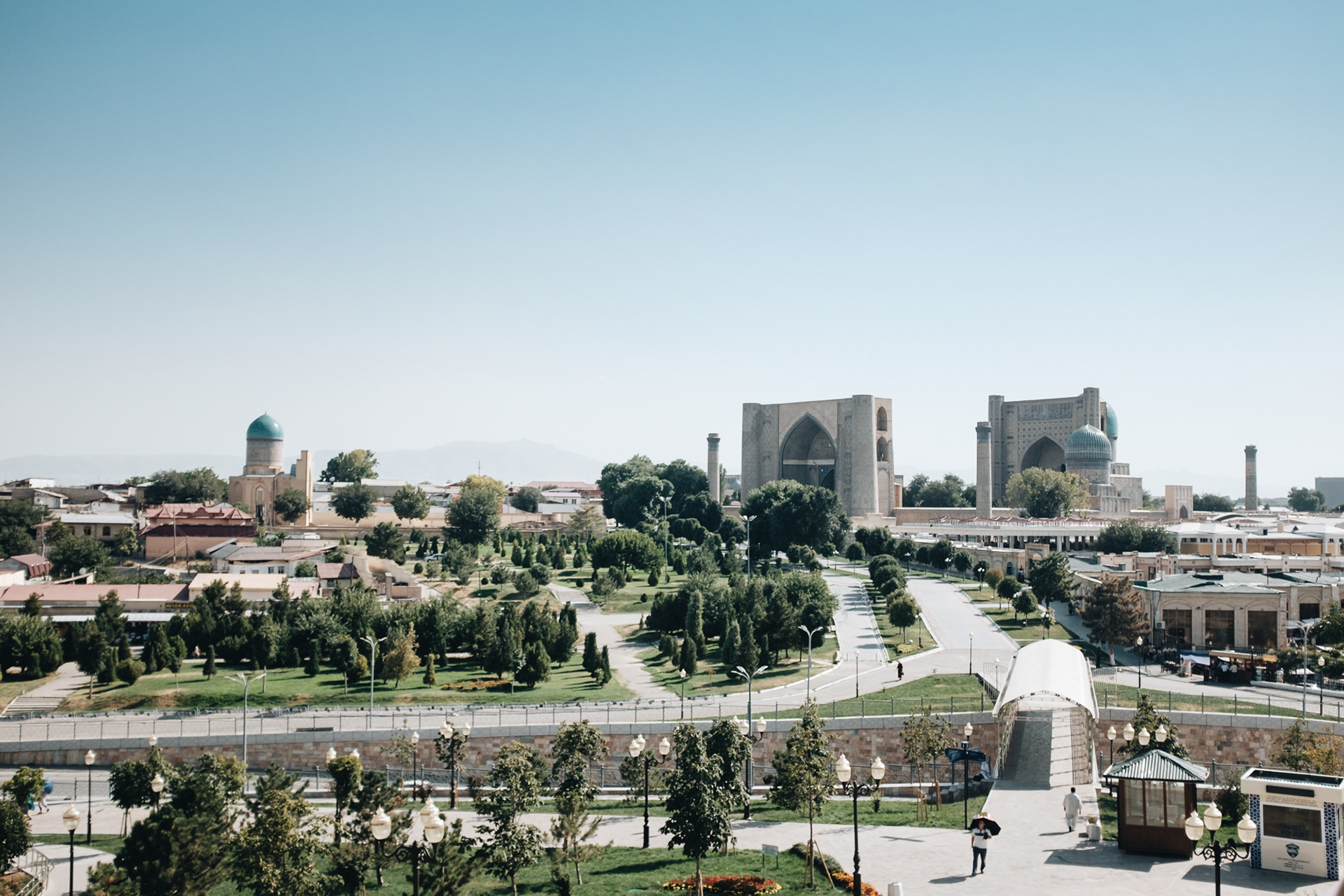 Vyhlídka na Samarkand z Hazrat Khizr Mosque مسجد - nejkrásnější samarkandská mešita, původní mešitu z 8. st. srovnána se zemí Čingischánem, nová z 19. st., v 90. letech zrestaurována zásluhou bohatého obyvatele Buchary