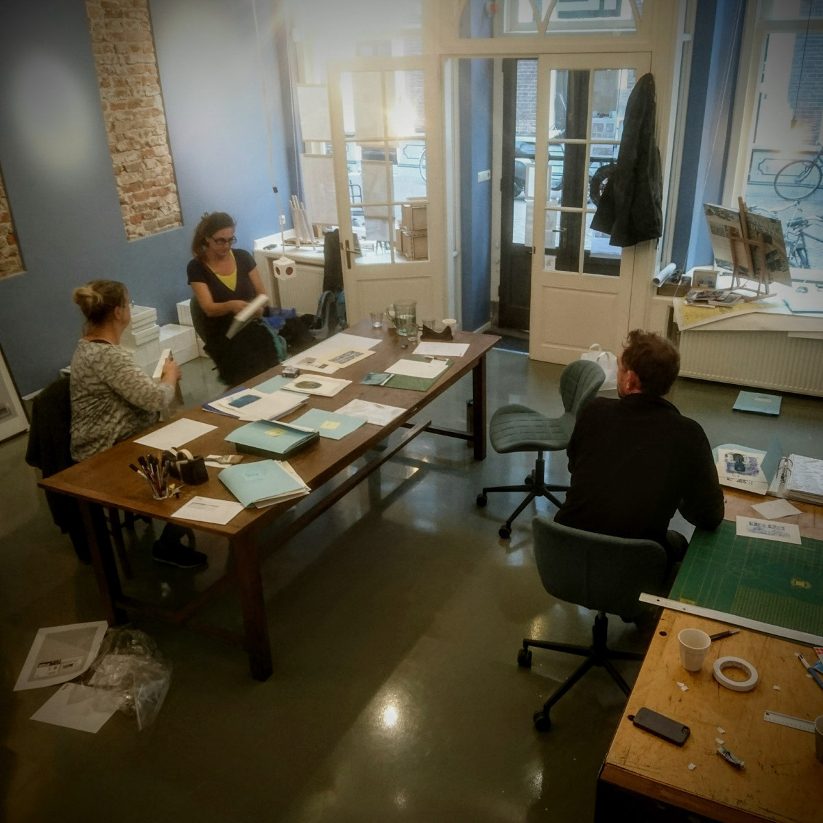 Al het werk van de afgelopen maand sorteren en inlijsten