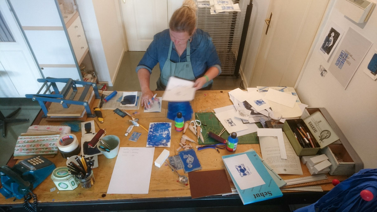 Sandra Verkamman werkt aan linosnedes