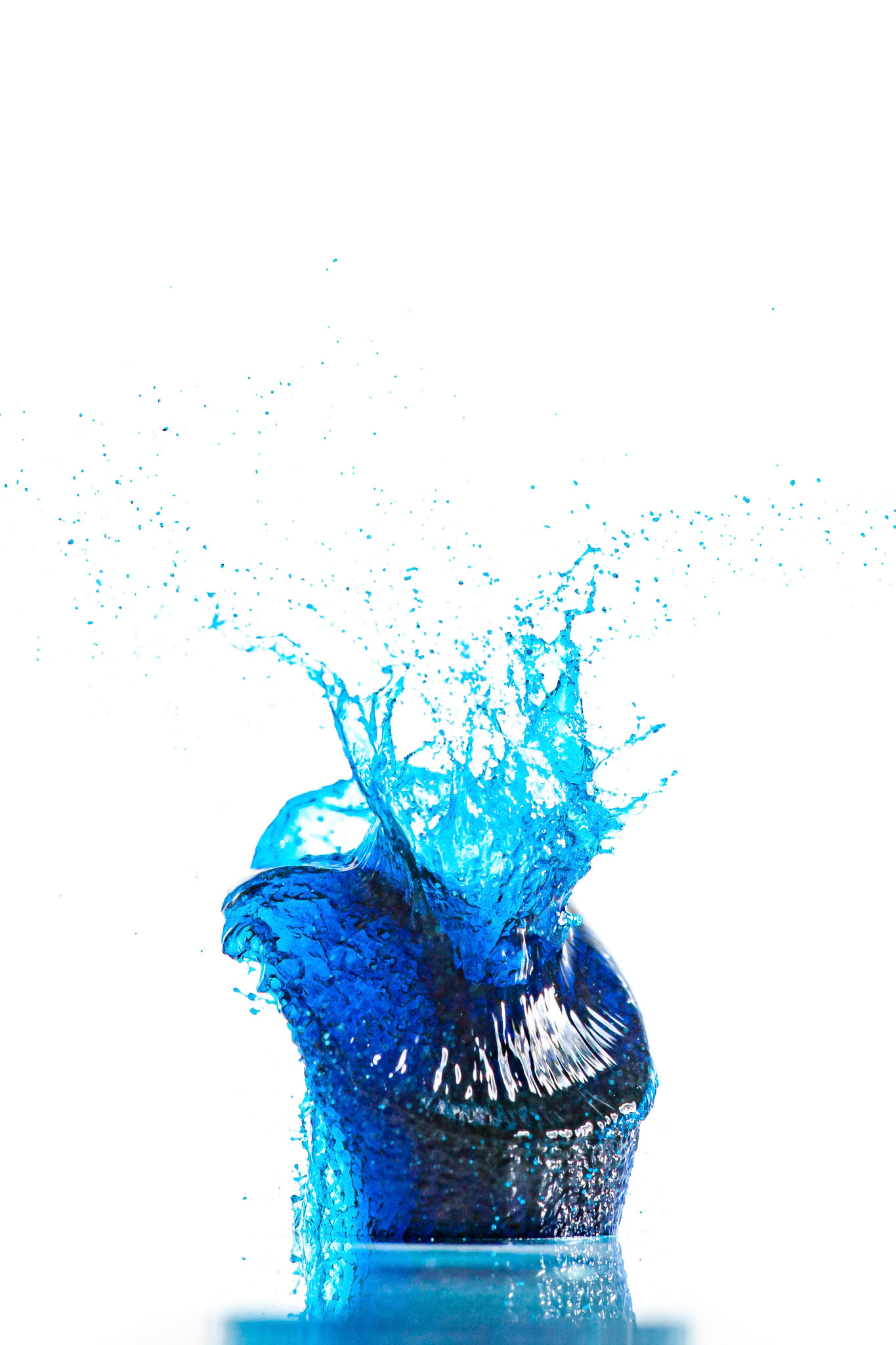 Half microsecond exposure of pellet having entered a well of blue water (Pellet traveling verticall downward)