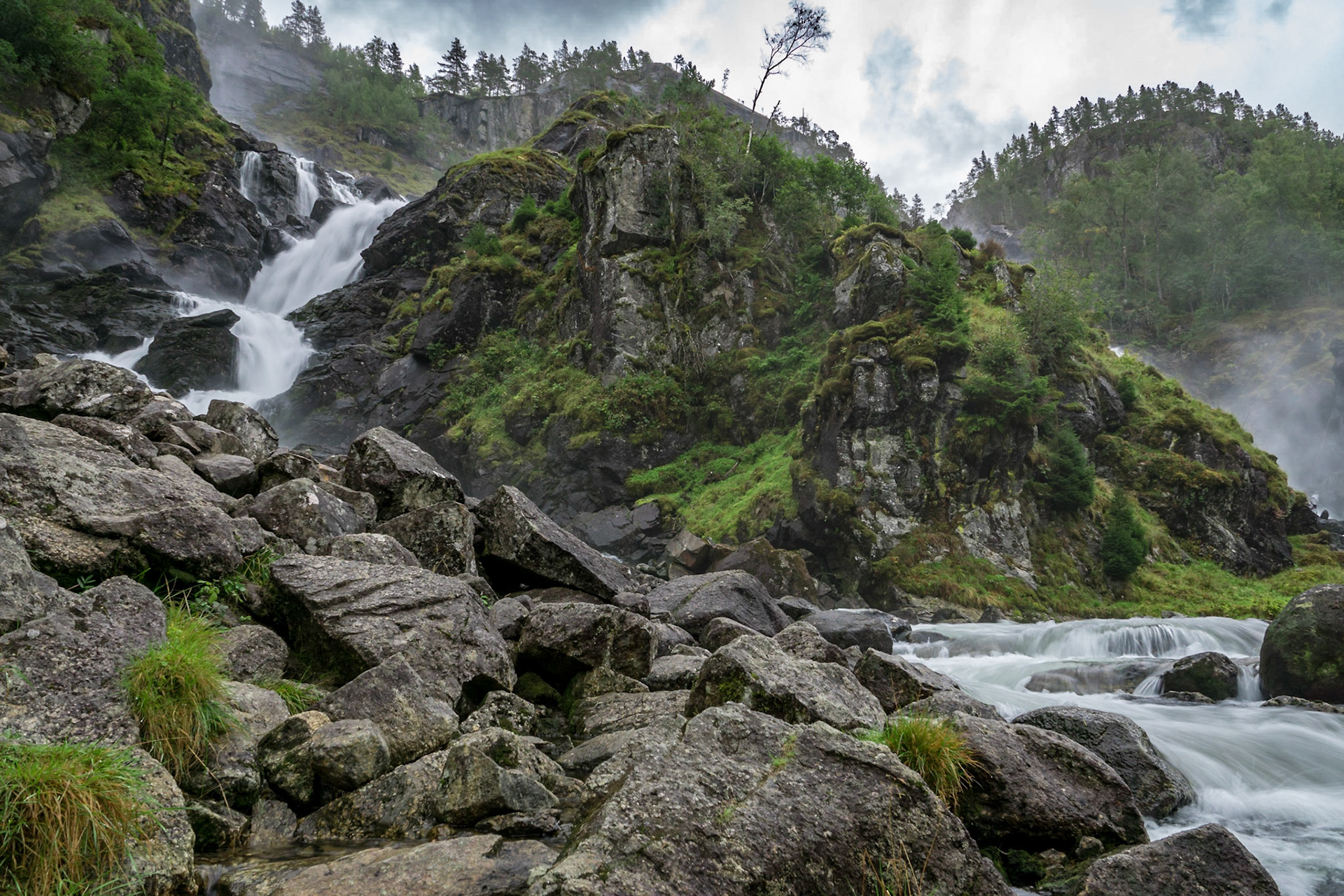 Sony ILCA-77M2 | DT 16-50mm F2.8 SSM @ ISO 100 | 16 mm | f/10 | 1/8 s