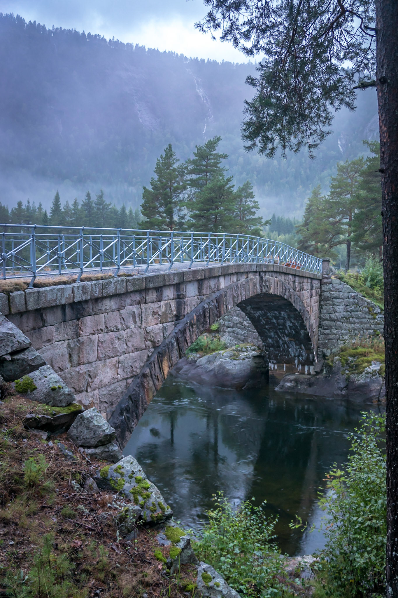 Sony ILCA-77M2 | DT 16-50mm F2.8 SSM @ ISO 400 | 20 mm | f/2.8 | 1/15 s