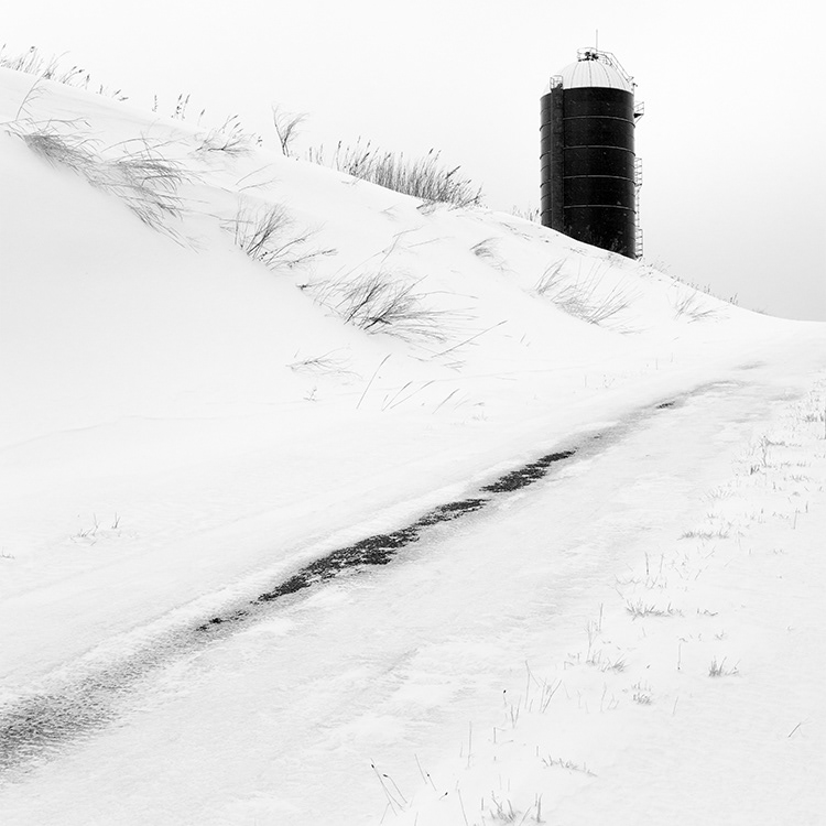 雪景色の中に建つ人工物(サイロ)