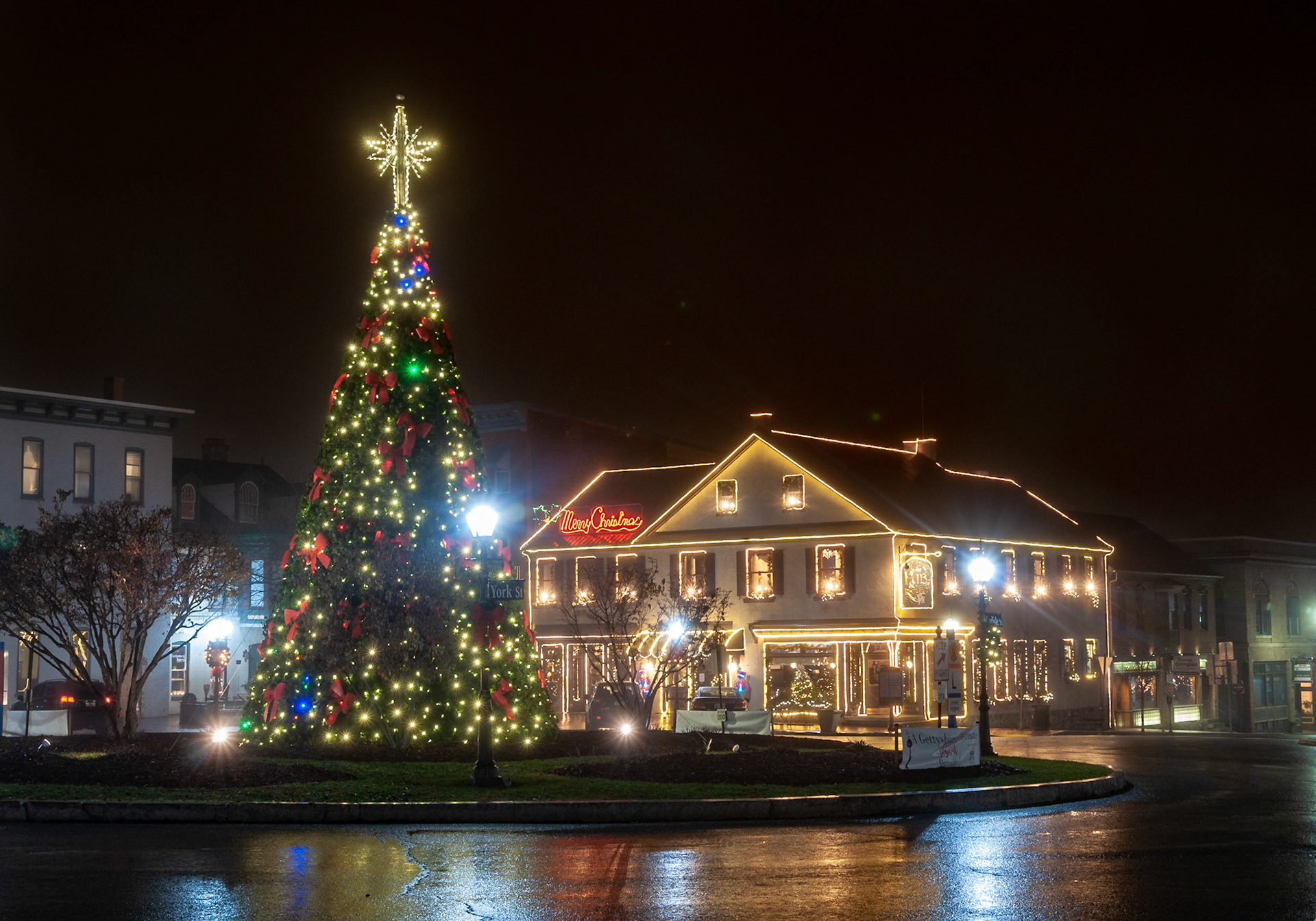 Christmas Tree in Gettysburg Square
