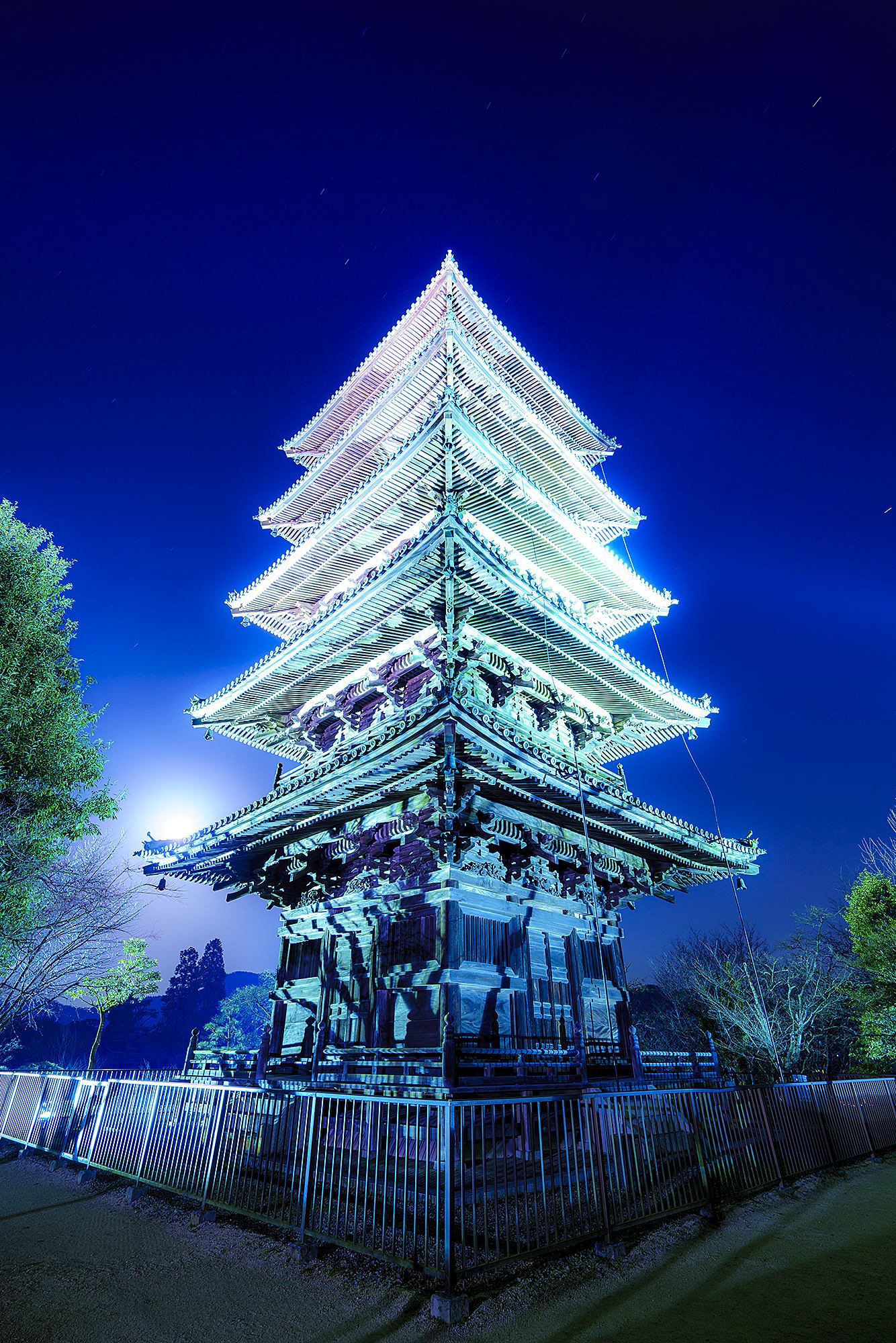 月夜に浮かぶ五重の塔／岡山県総社市