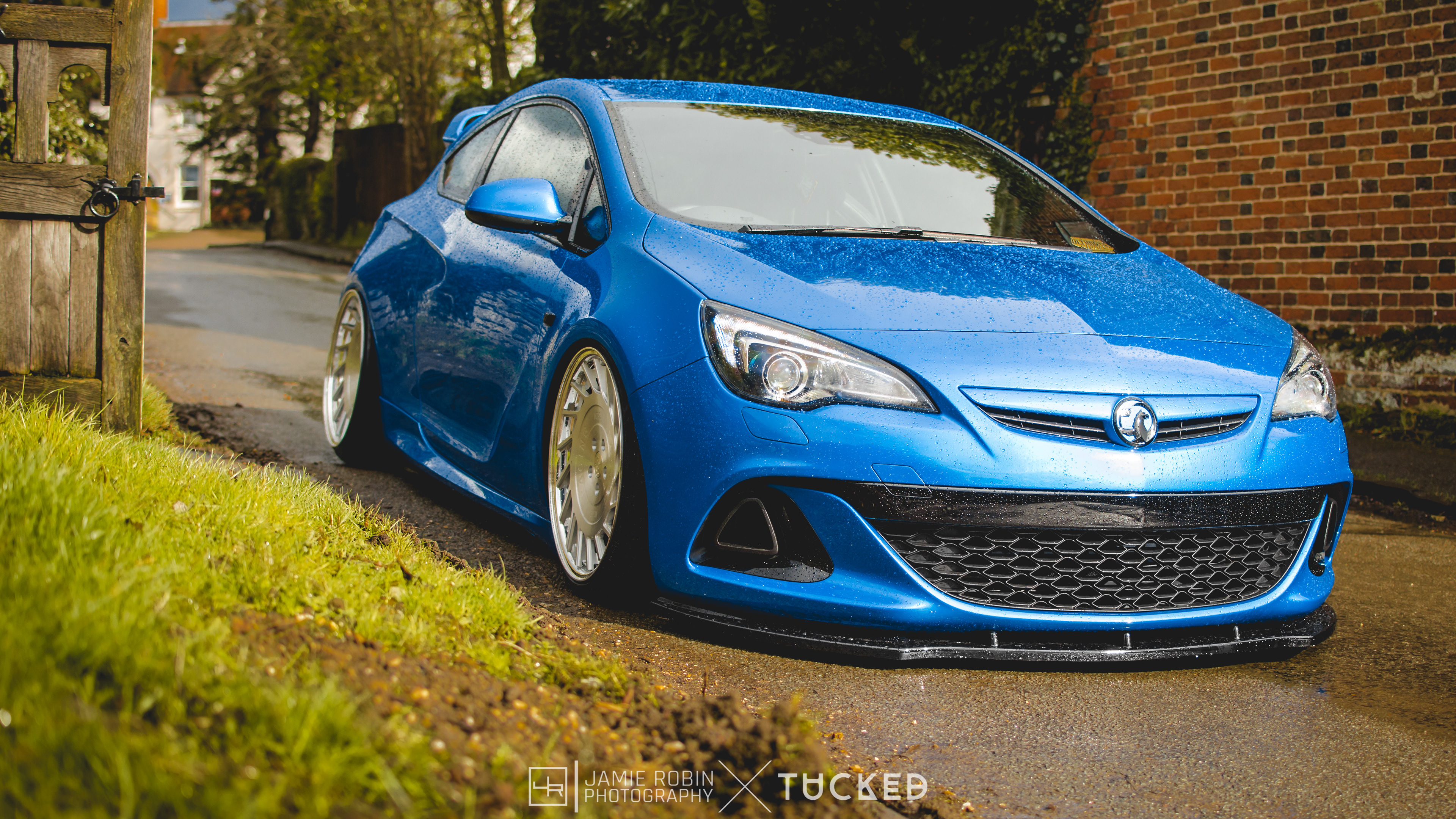 Opel Astra GTC 2012 stance