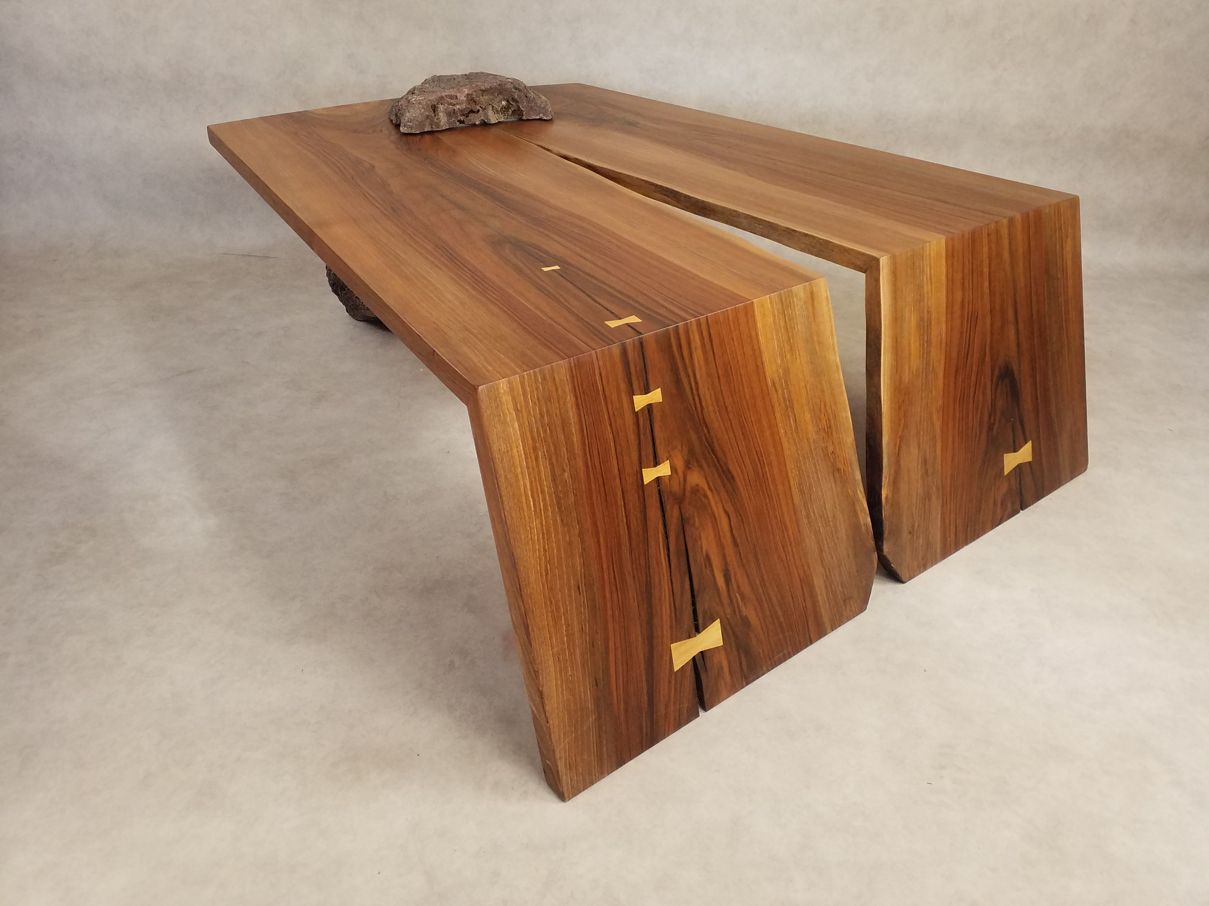 Table basse - Noyer & roche naturelle pouzzolane - 3 540€