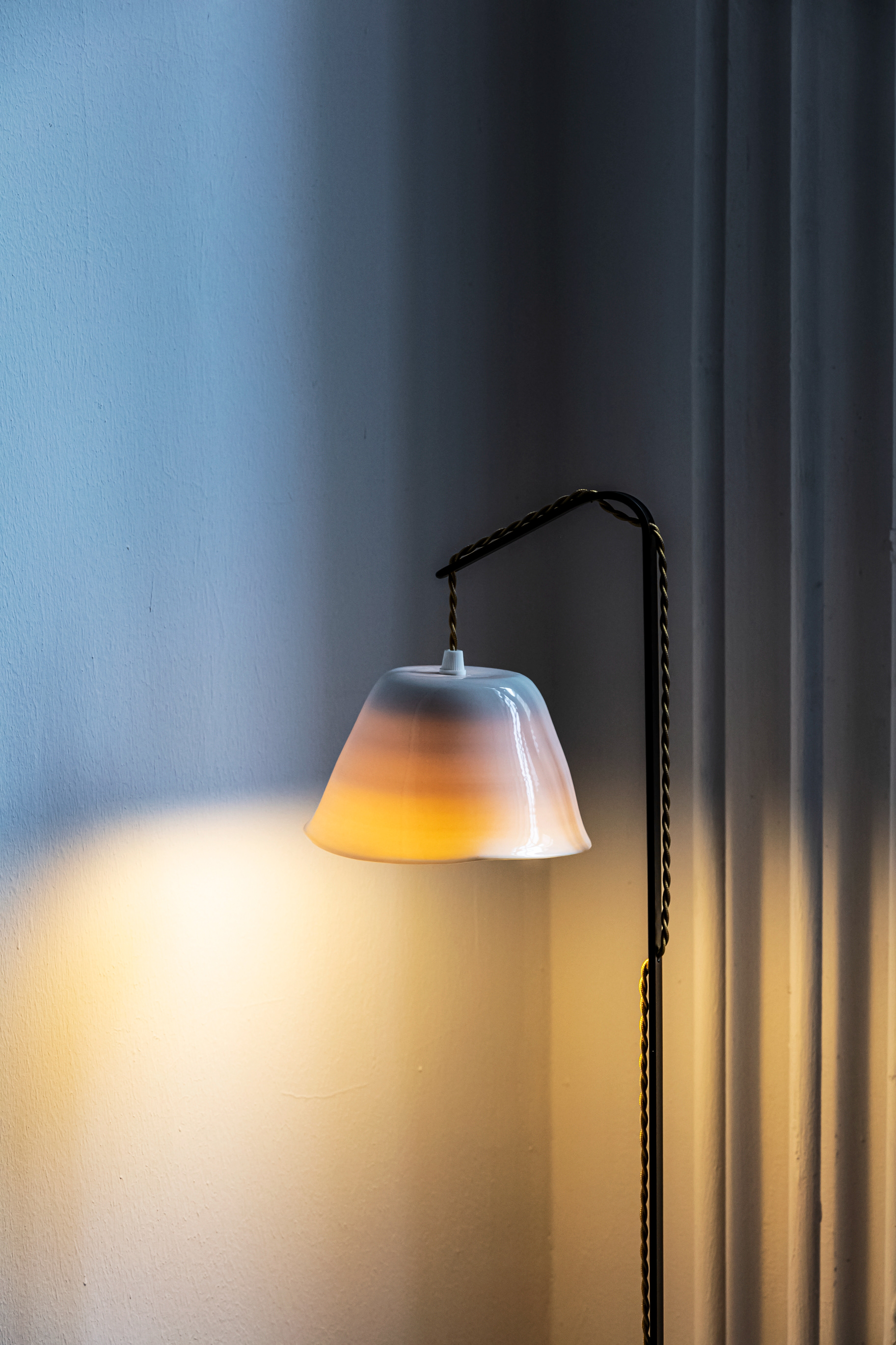 Lampe à poser tripode avec pied en métal - 290€ - Petit format 155€