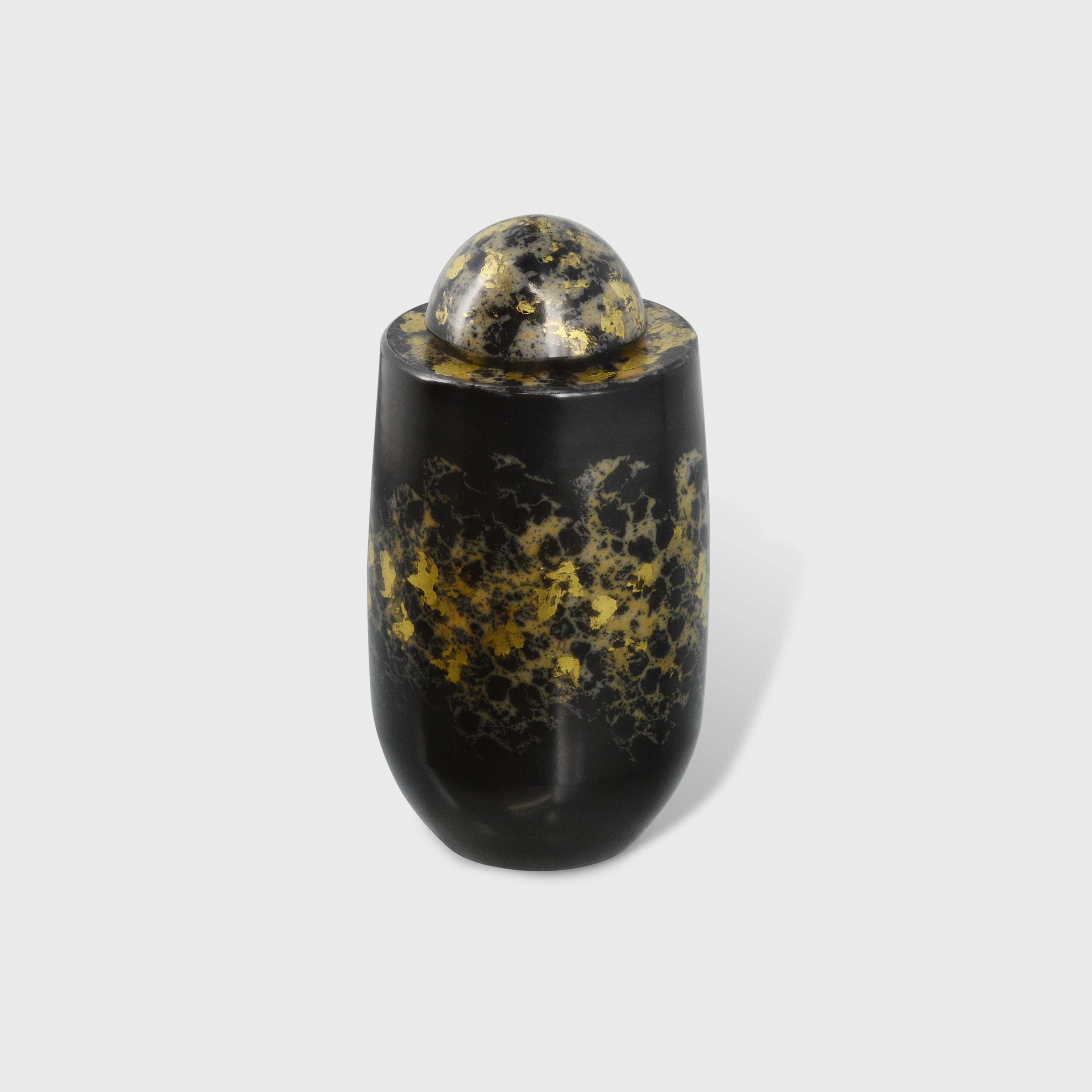 Boîte noire & or - 14 cm de hauteur x 7 cm de diamètre - 180€
