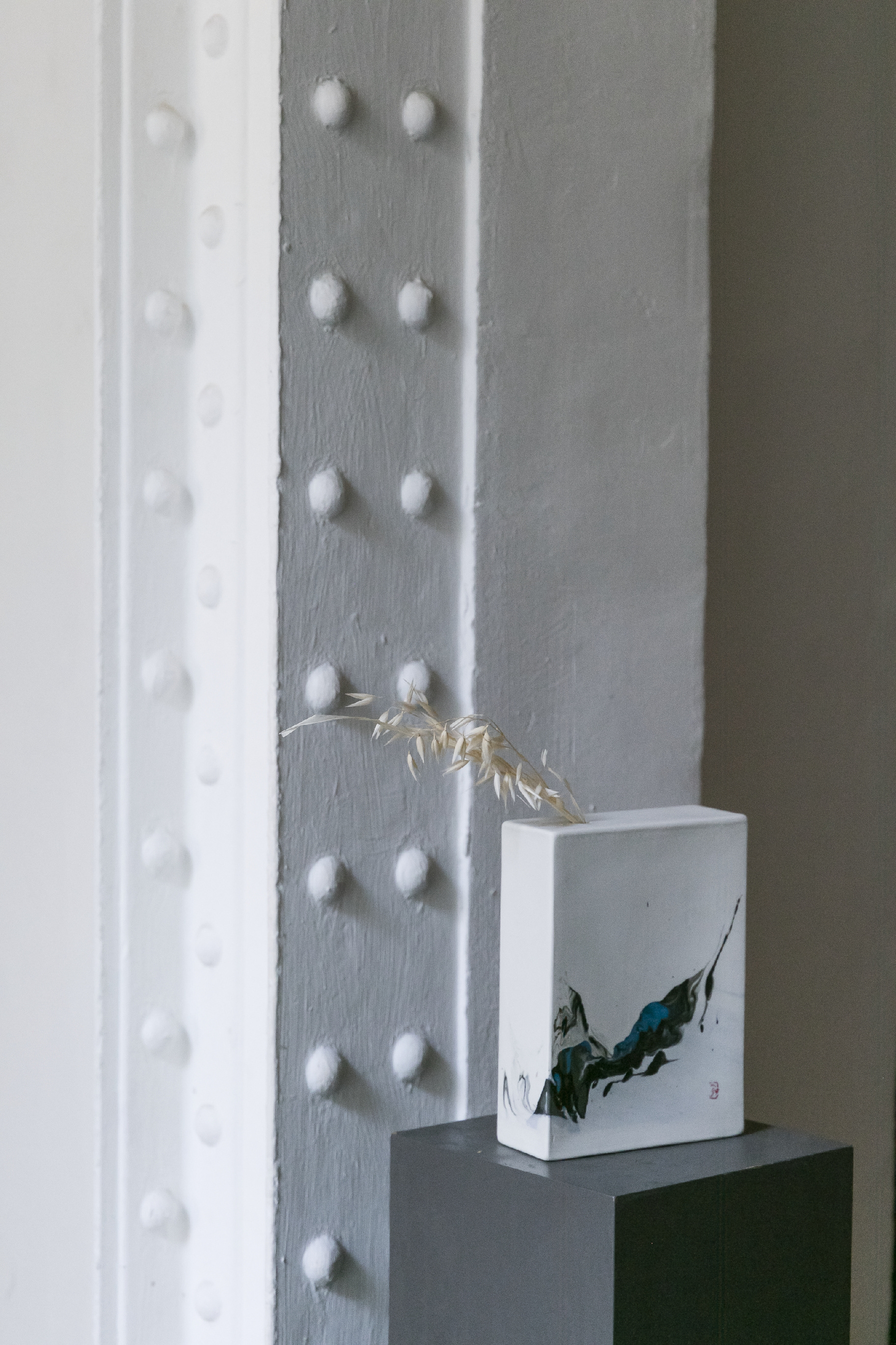 Vase rectangulaire en porcelaine - 130€