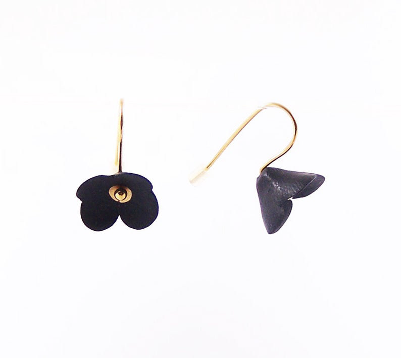 Boucles d'oreilles 'Camélia' Noir & doré - Polymère végétale monté sur laiton doré - 40€