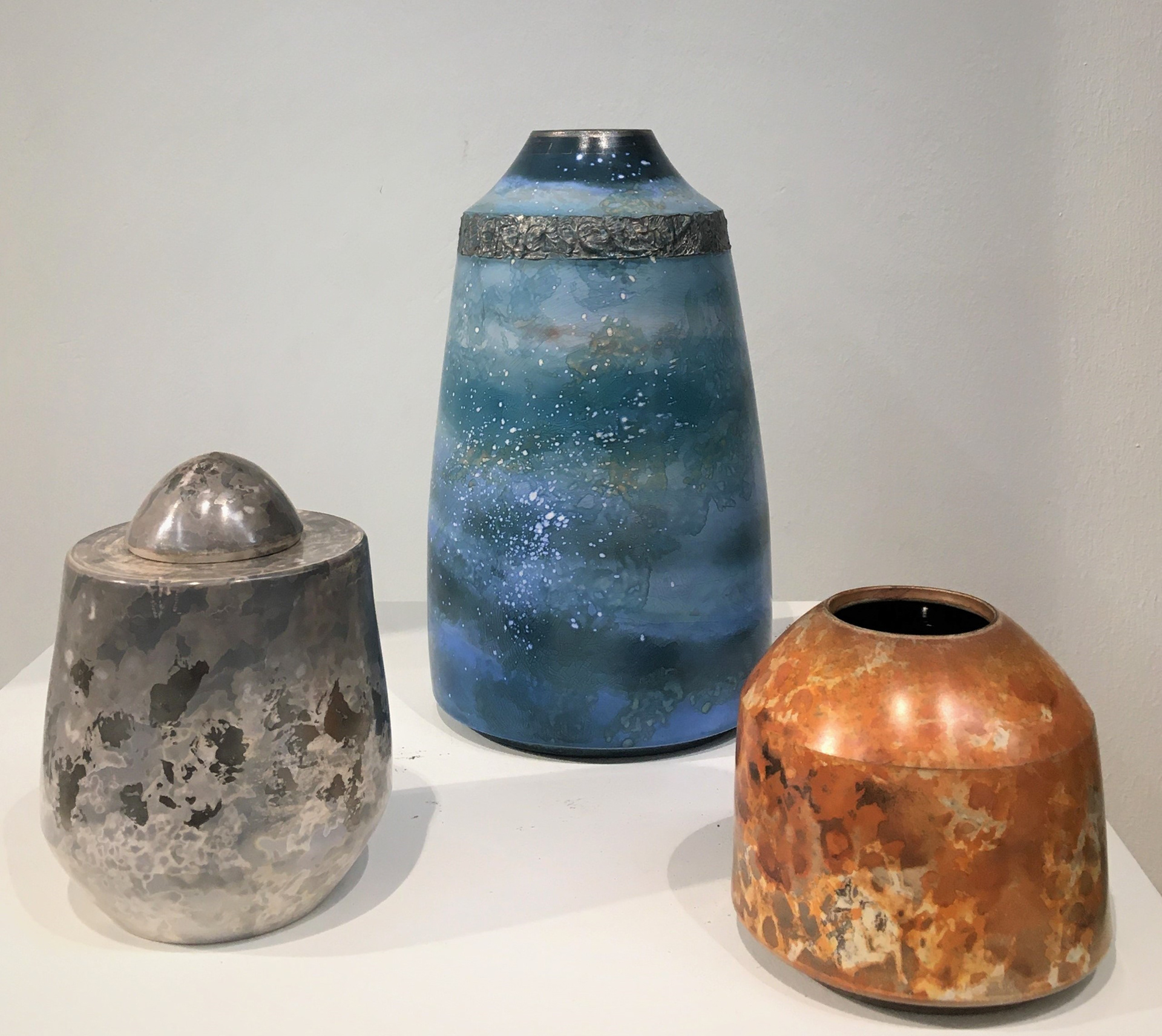 Créations uniques en terre sigillée : vase haut bleu moucheté 340€ / boîte grise & platine 180€ / vase pm marron 90€