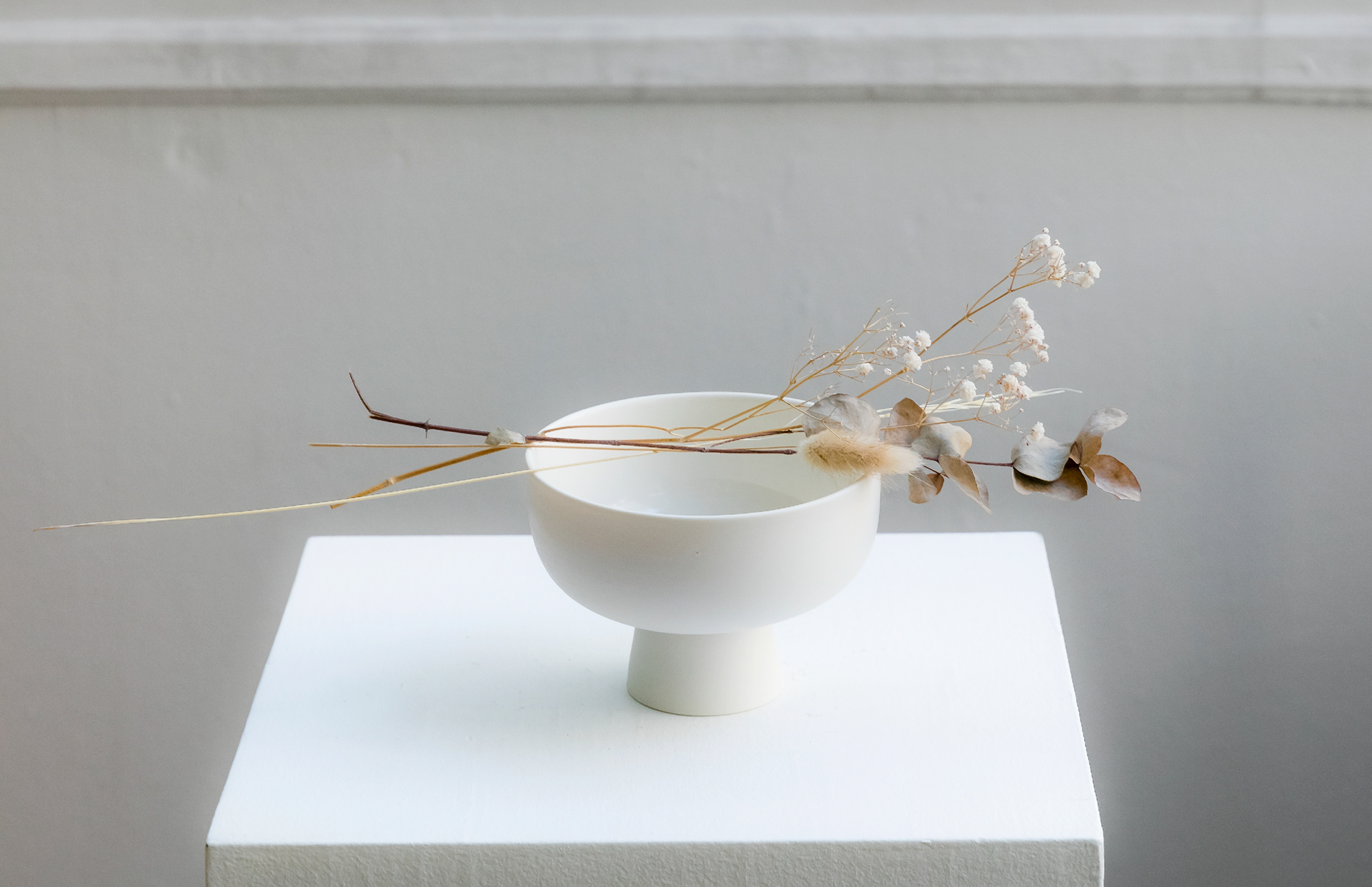 Coupe avec pied en porcelaine blanche - 84€