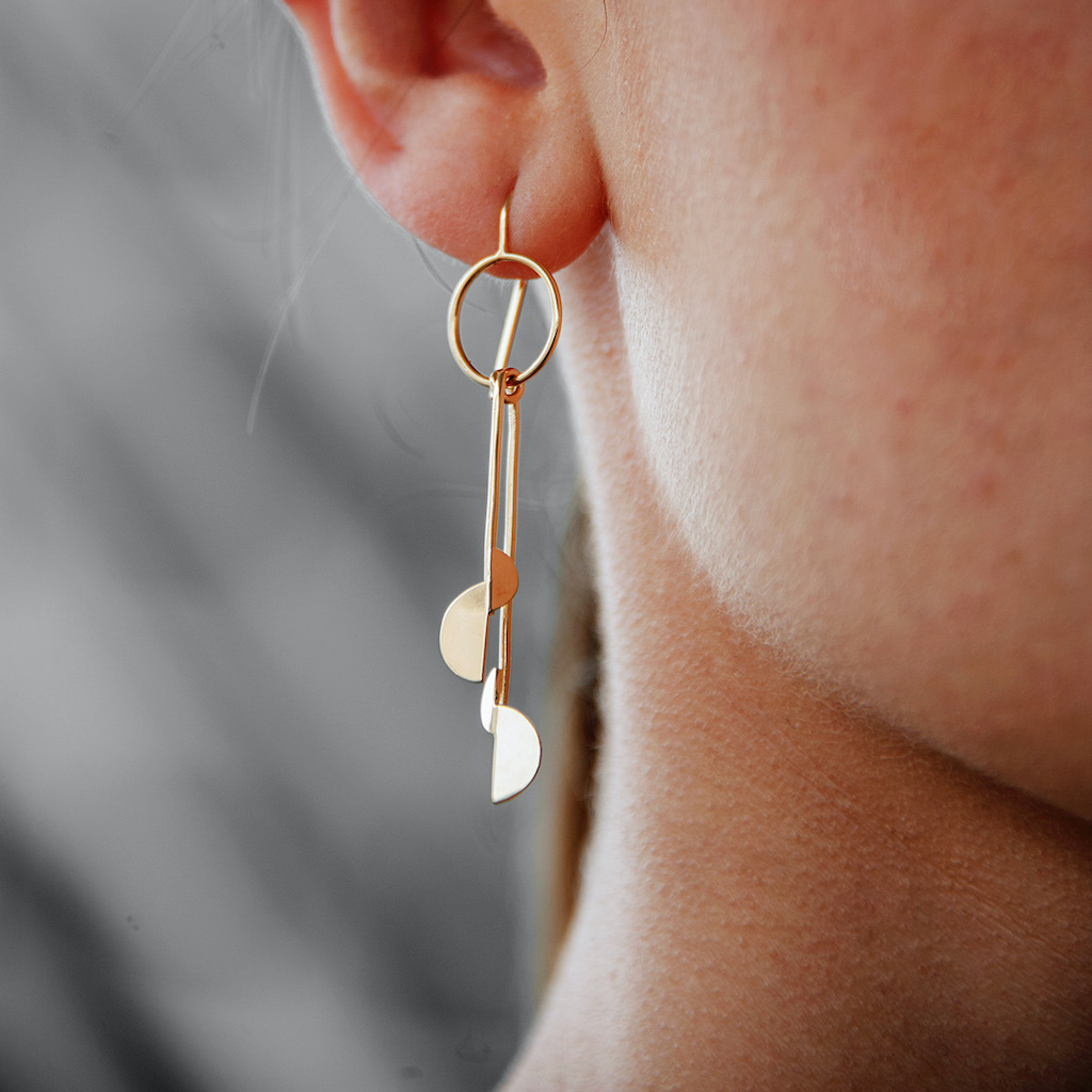 Boucles d'oreilles pendantes 'demi-lune' en laiton doré à l'or fin - 80€ Ref. AA-BODL