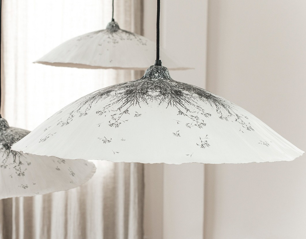 Suspension feuille luminaire papier avec dessin "Envolé" Diamètre: 63cm - 385€