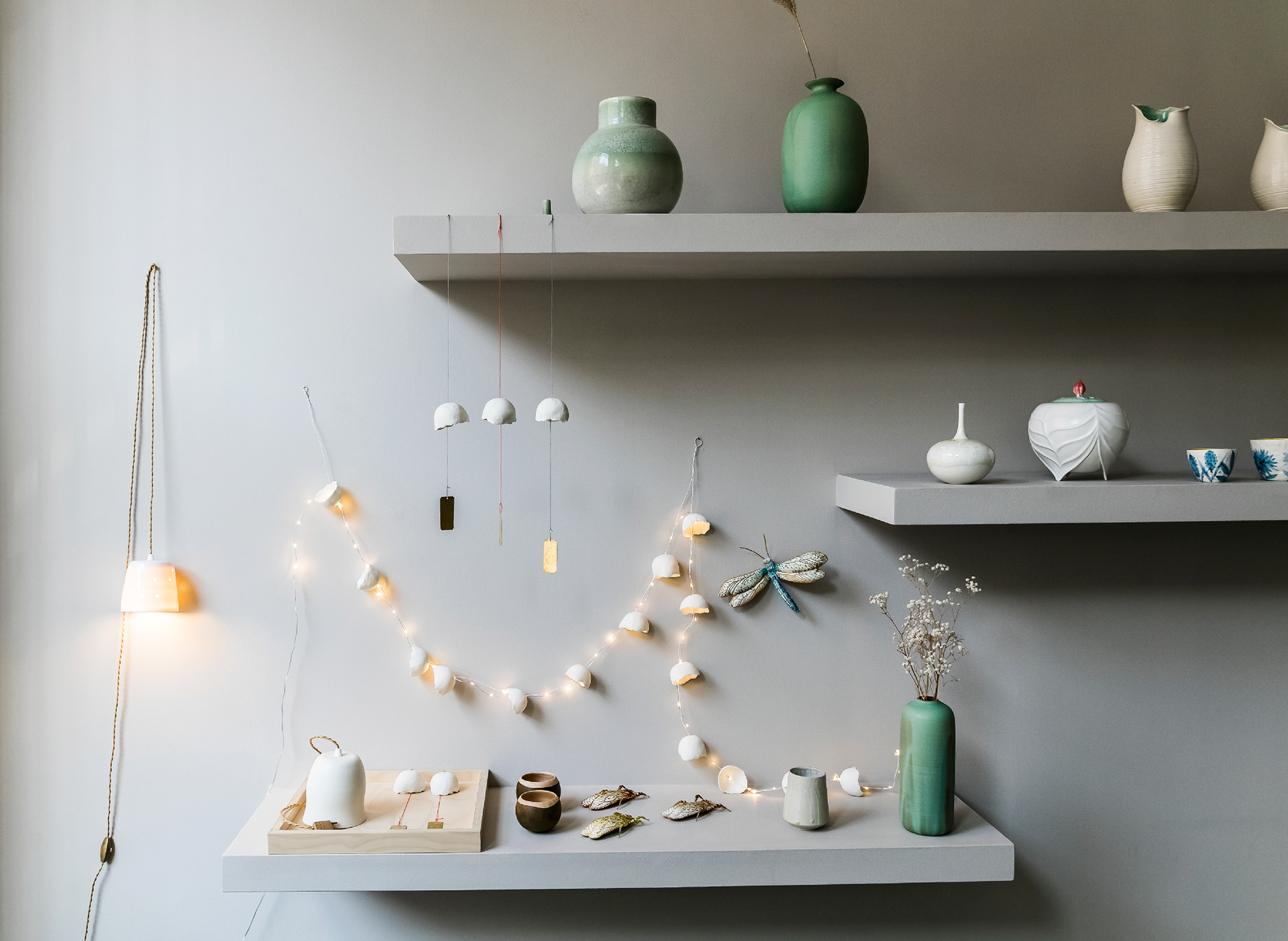 Guirlande lumineuse avec cloches en porcelaine - 170€