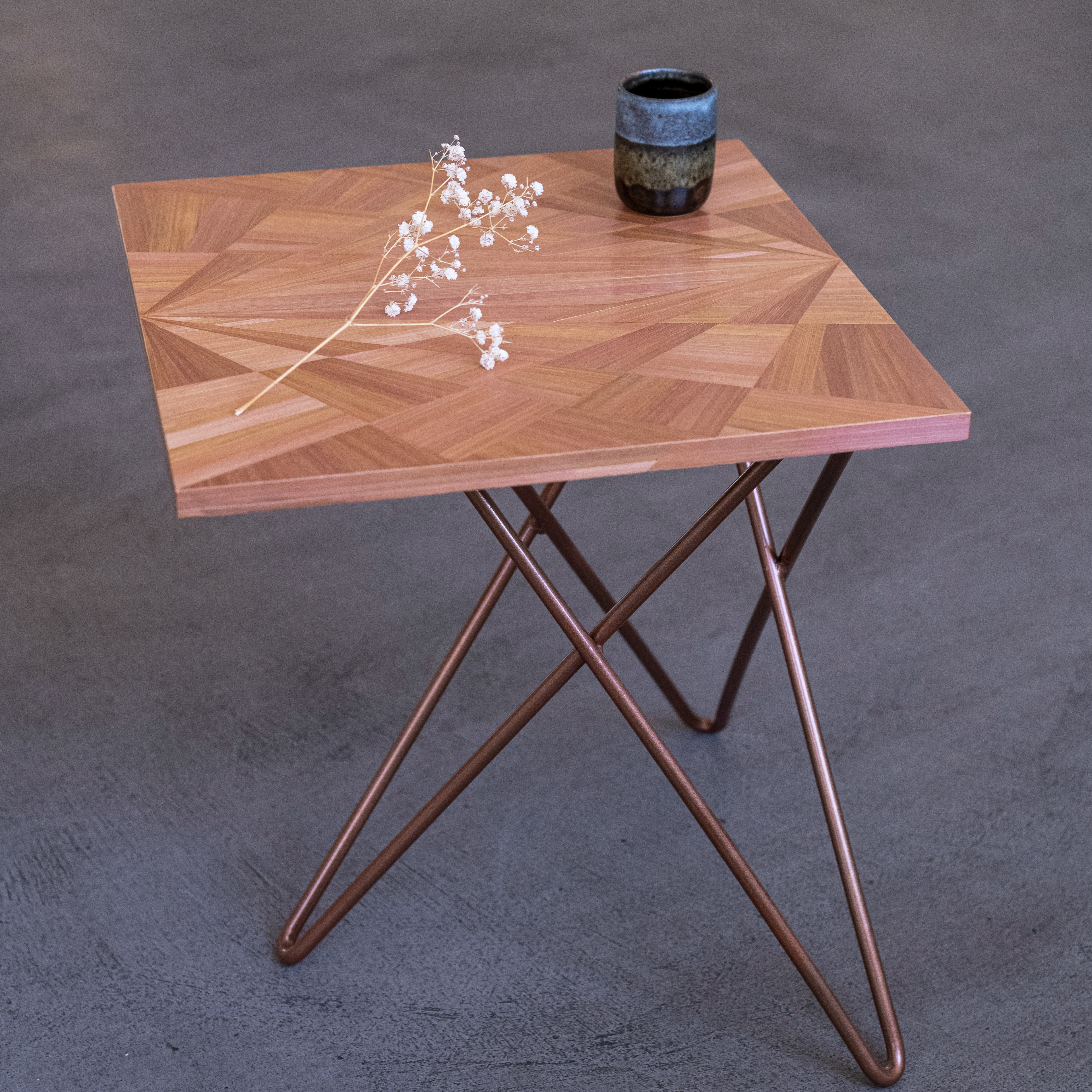 Table d'appoint tripode - Marqueterie de paille - 650€