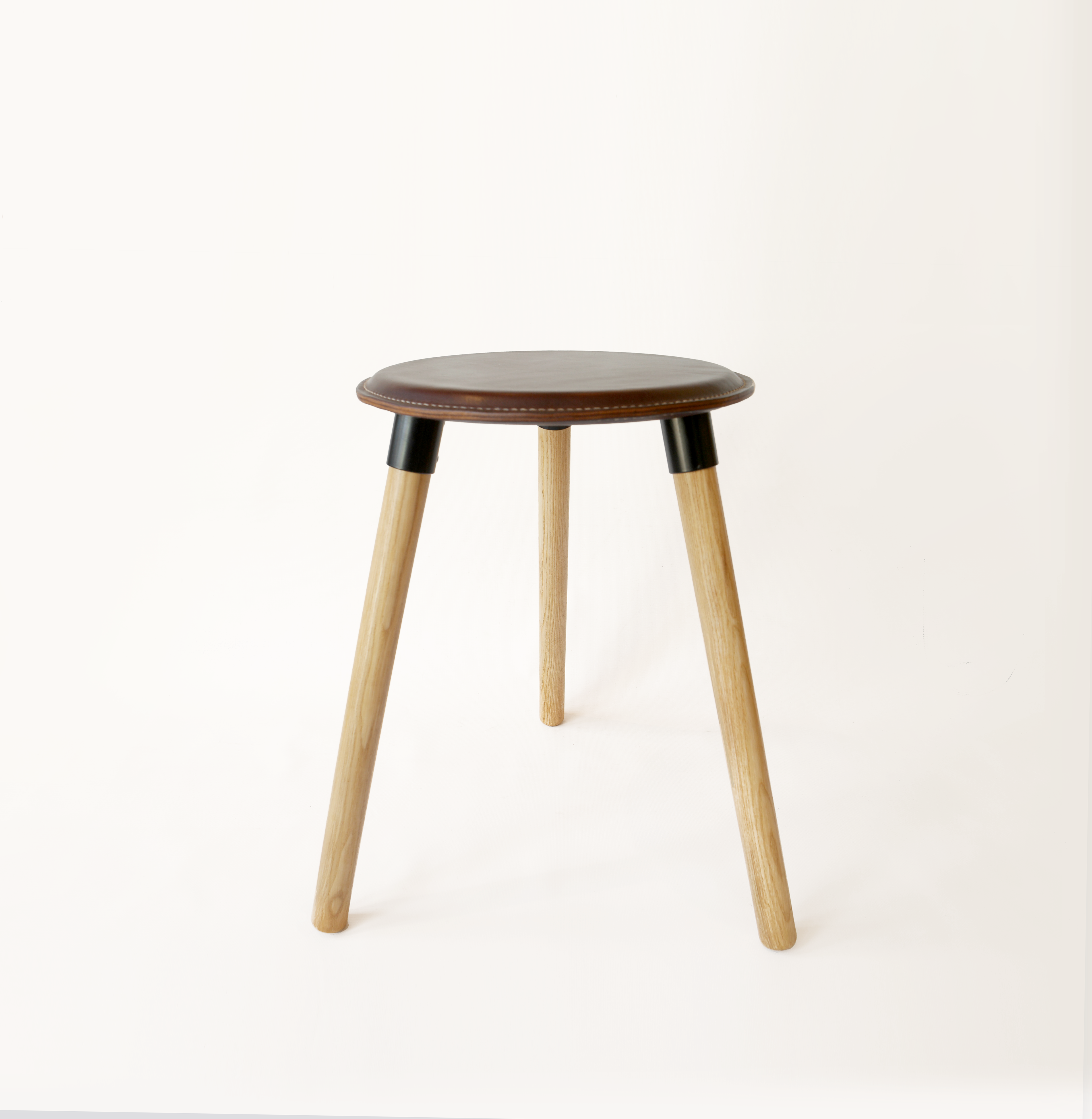 Tabouret moyen modèle cuir et bois 400€