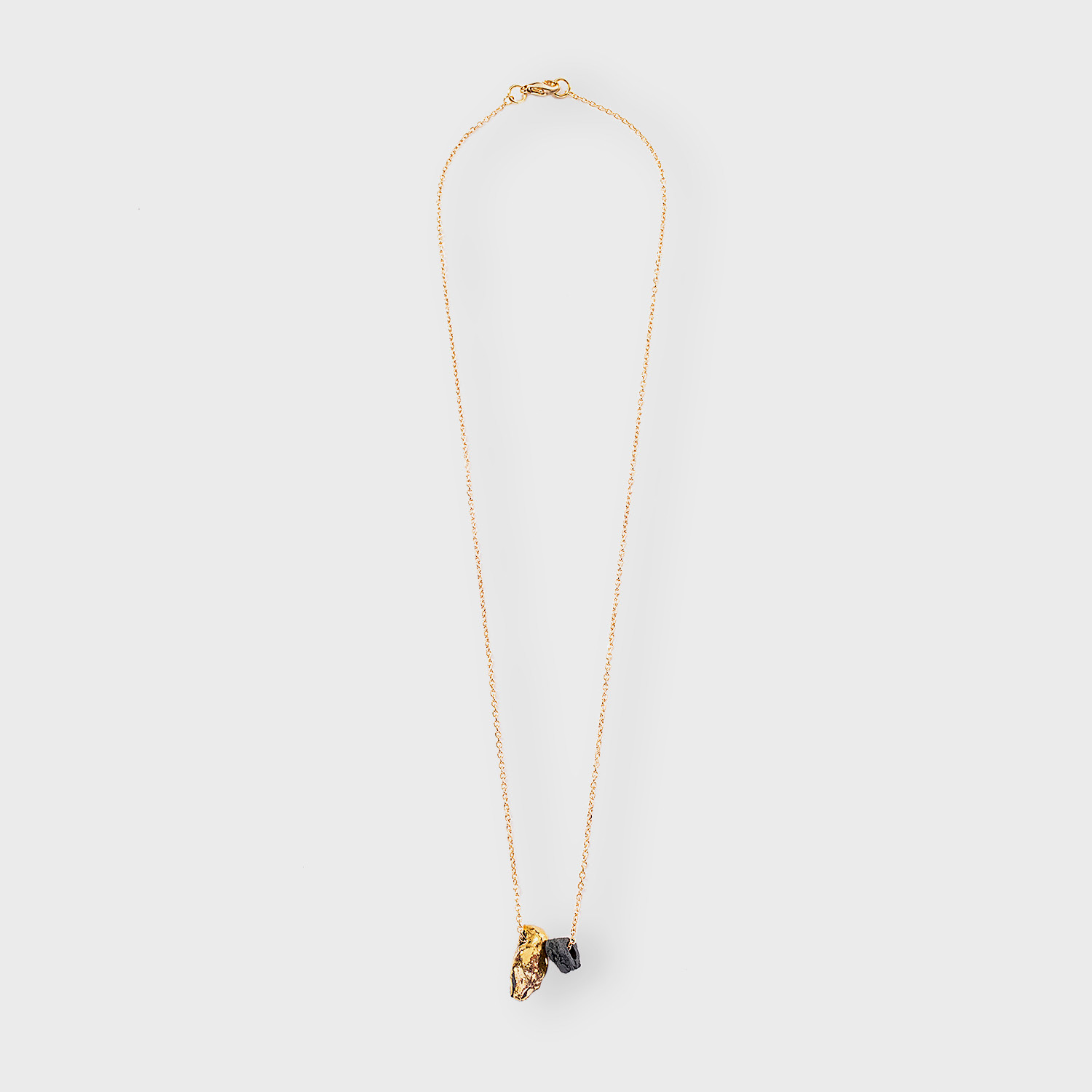 Collier pendentif porcelaine noir & or, chaîne fine plaquée or 24 carats - 117€