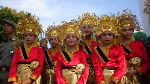 Kids from SD 004 Tanjung Pinang Barat wearing Riau traditional costume