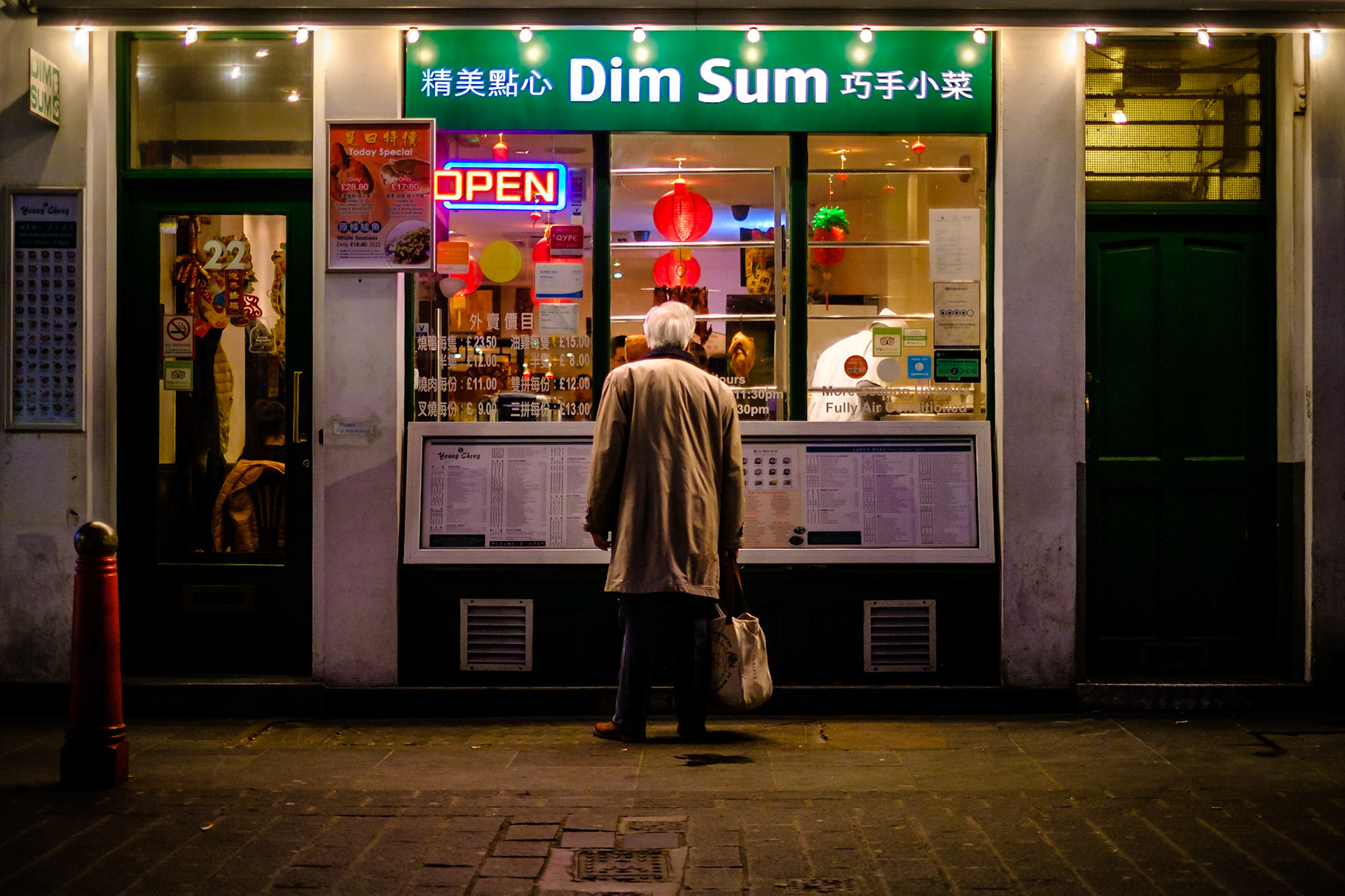 (1 of 4 @ 17:40) So I find myself in Chinatown (again) but this time I decide to stroll down Lisle Street instead of the usual (and busier) Gerard Street. Half an hour after sunset, pretty dark already, I'm shooting wide open at ISO 1250. I spot my target, an elderly Chinese gentleman perusing a menu. Too many people, I want him isolated so I have to wait, wait, wait for it ... move people, move ... and click! No. 1 in the bag ... (to be continued) ...
--
--