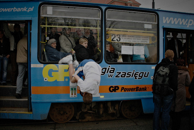 08.03.2007 WARSZAWA GODZ. 15.00 , PLAC ZAMKOWY - FOTOFELIETON
ROBERT ( PSEUDONIM PUDEL ) DWA LATA TEMU WPADL NA ULICY WPROST POD MOTOCYKL I DOZNAL CIEZKIEGO ZLAMANIA KOSCI UDOWEJ . GDY WYZDROWIAL ZAJAL SIE PARKOUREM [ LE PARKOUR ] .  

FOT. JACEK PIOTROWSKI / AGENCJA GAZETA