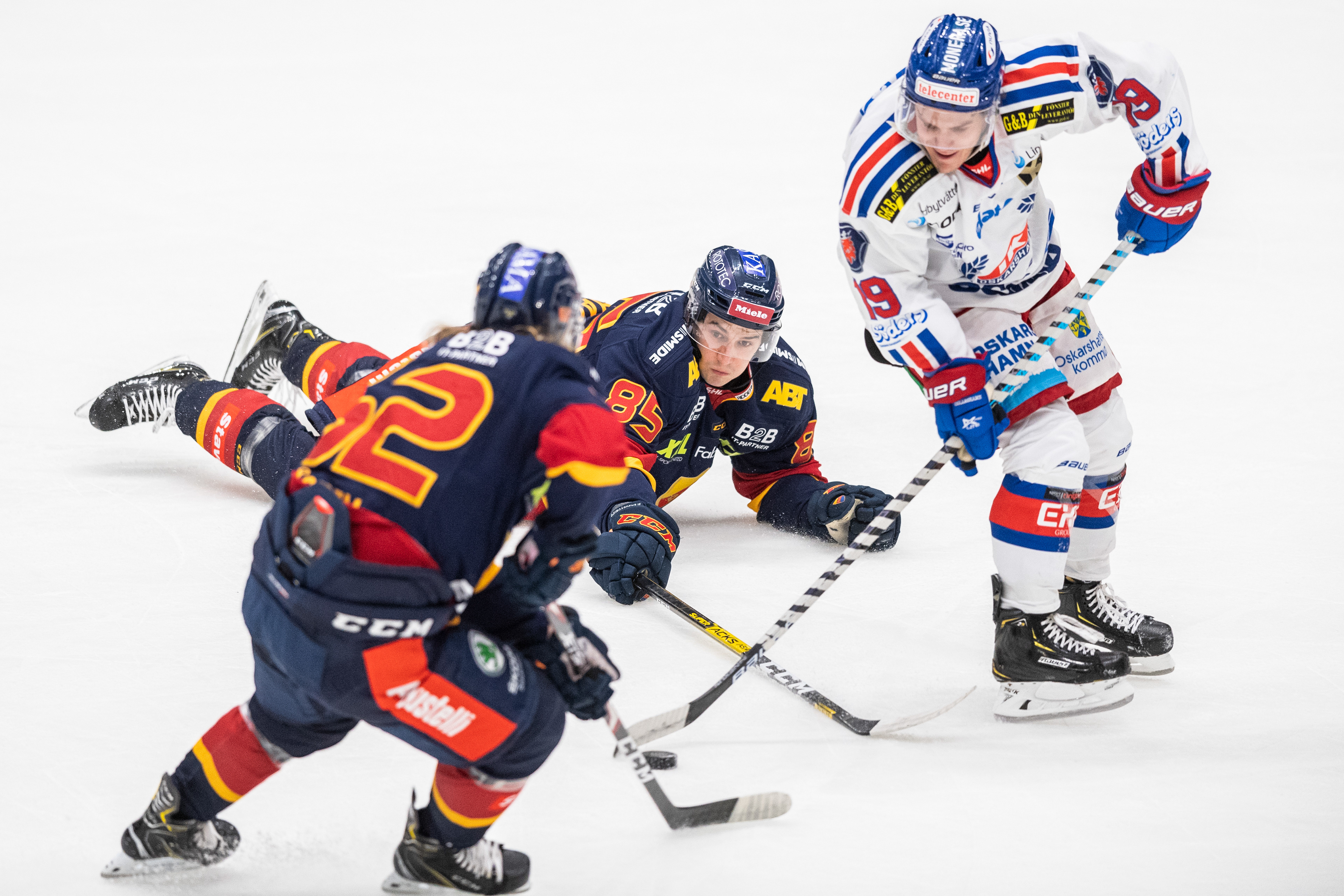 Djurgårdens Manuel Ågren och Michael Haga och Oskarshamns Tyler Kelleher under ishockeymatch i SHL mellan Djurgårdens IF och IK Oskarshamn på Hovet arena.