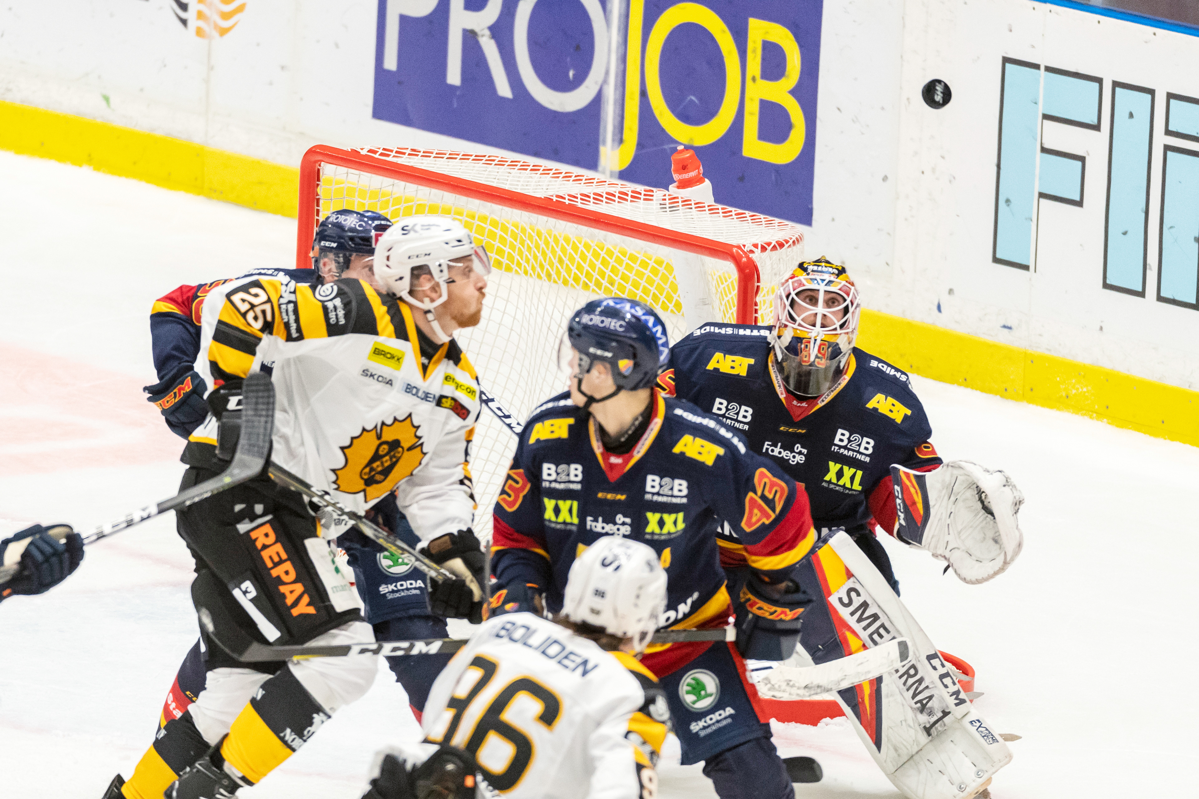 Skellefteås Pontus Wideström och Djurgårdens Niklas Svedberg underishockeymatch i SHL mellan Djurgårdens IF och Skellefteå AIK på Hovet.