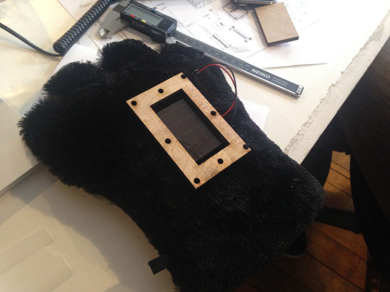 Attach the solar cell to paw gloves