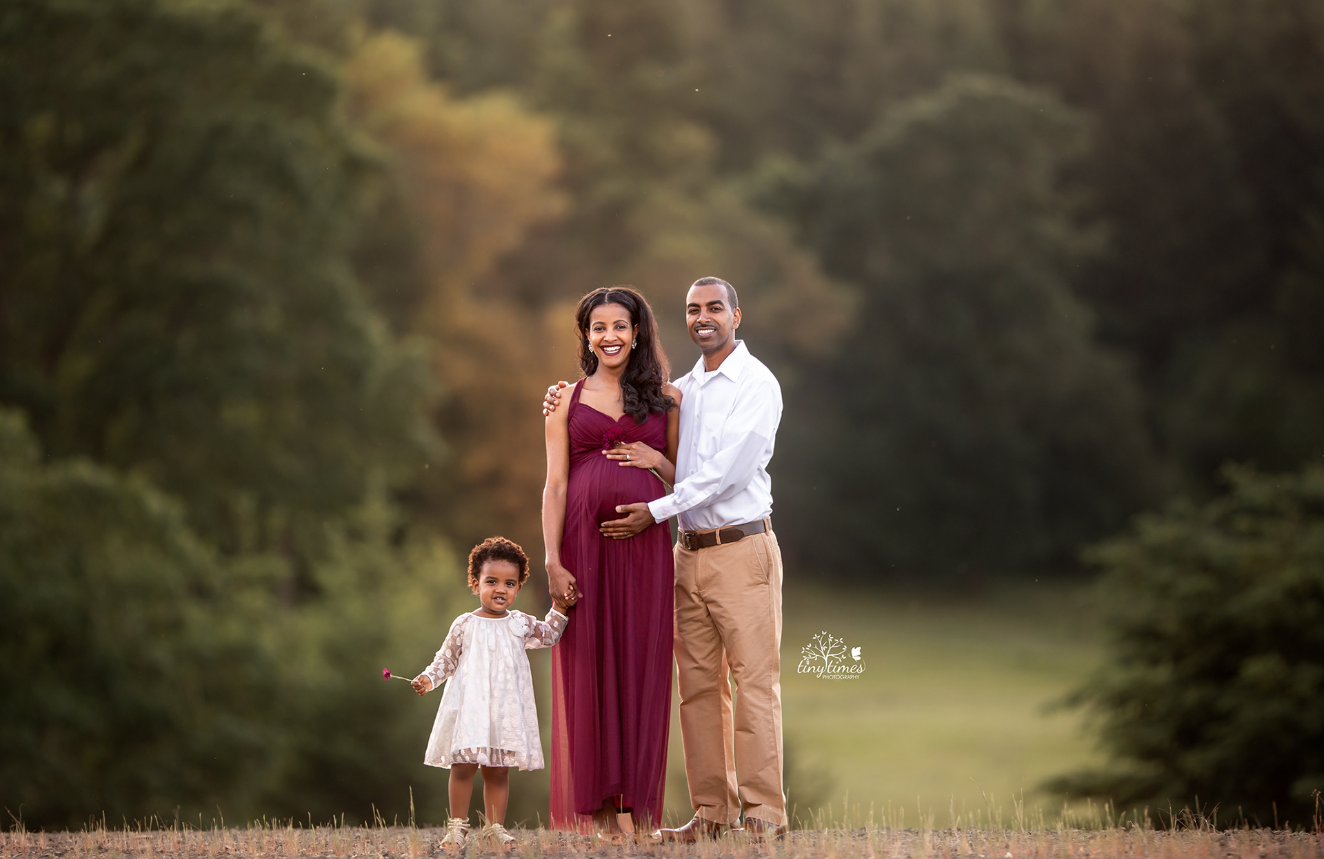 Like the dads outfit  Family maternity pictures, Family maternity photos,  Maternity photography poses